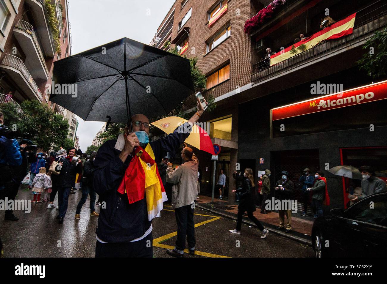 12. Mai 2020, MADRID, SPANIEN: Die Bewohner der Straße Nunez de Balboa im Barrio de Salamanca in Madrid gehen auf die Straße, um gegen die Verwaltung der spanischen Regierung während einer COVID-19-Pandemie am 12. Mai 2020 in Madrid, Spanien zu protestieren (Foto: © Joaquin Corchero/AFP7 Via ZUMA Wire) Stockfoto
