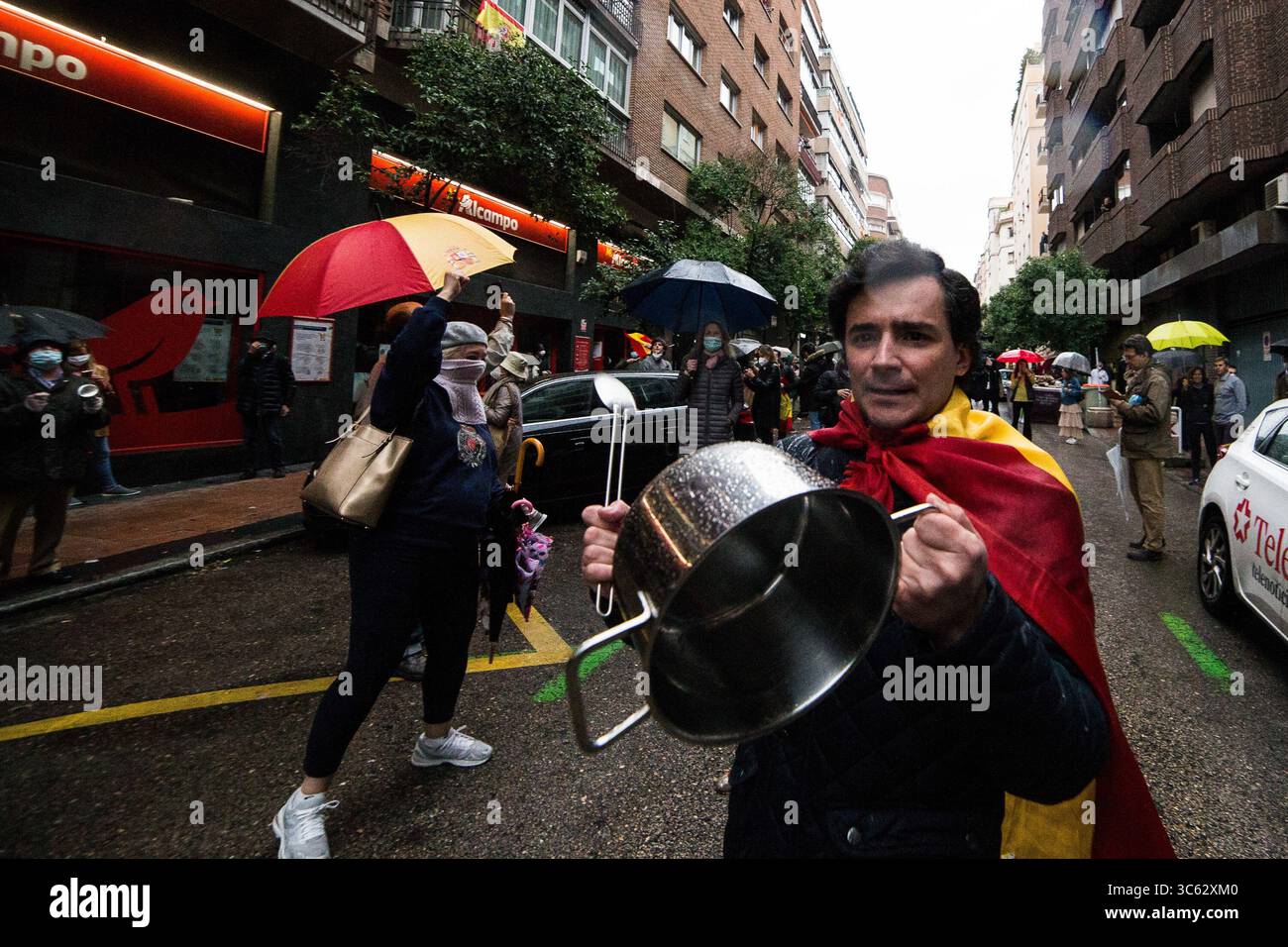 12. Mai 2020, MADRID, SPANIEN: Die Bewohner der Straße Nunez de Balboa im Barrio de Salamanca in Madrid gehen auf die Straße, um gegen die Verwaltung der spanischen Regierung während einer COVID-19-Pandemie am 12. Mai 2020 in Madrid, Spanien zu protestieren (Foto: © Joaquin Corchero/AFP7 Via ZUMA Wire) Stockfoto