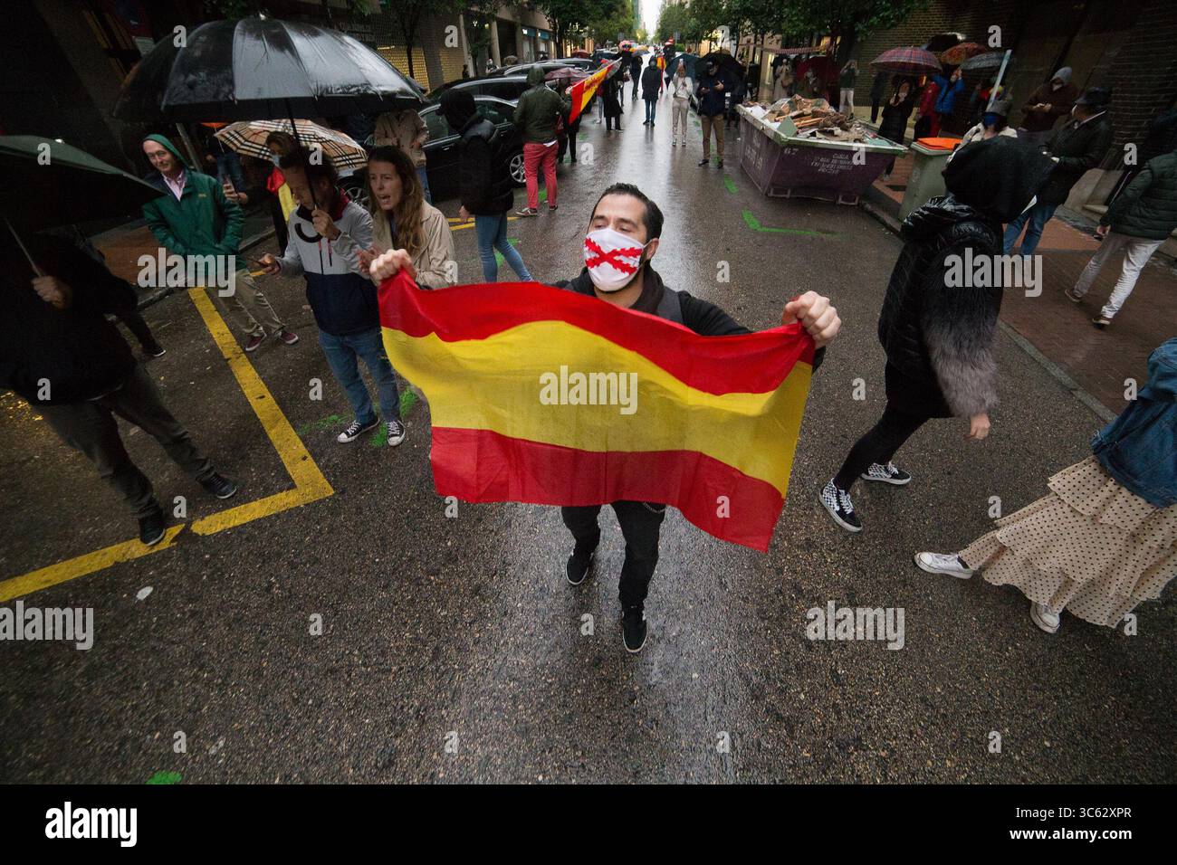 12. Mai 2020, Madrid, Spanien: Die Bewohner der Straße Nunez de Balboa im Barrio de Salamanca in Madrid gehen auf die Straße, um gegen die Verwaltung der spanischen Regierung während einer COVID-19-Pandemie zu protestieren. (Bild: © Joaquin Corchero/AFP7 Via ZUMA Wire) Stockfoto