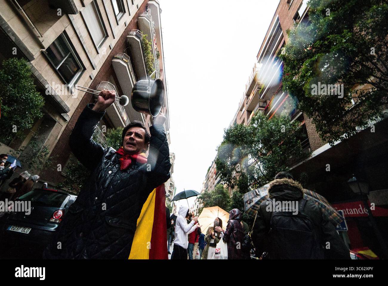 12. Mai 2020, MADRID, SPANIEN: Die Bewohner der Straße Nunez de Balboa im Barrio de Salamanca in Madrid gehen auf die Straße, um gegen die Verwaltung der spanischen Regierung während einer COVID-19-Pandemie am 12. Mai 2020 in Madrid, Spanien zu protestieren (Foto: © Joaquin Corchero/AFP7 Via ZUMA Wire) Stockfoto