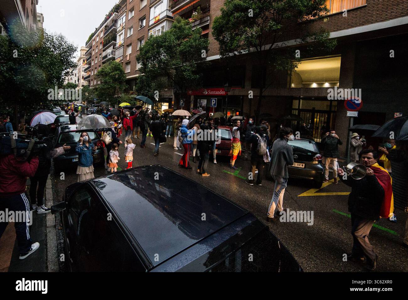 12. Mai 2020, MADRID, SPANIEN: Die Bewohner der Straße Nunez de Balboa im Barrio de Salamanca in Madrid gehen auf die Straße, um gegen die Verwaltung der spanischen Regierung während einer COVID-19-Pandemie am 12. Mai 2020 in Madrid, Spanien zu protestieren (Foto: © Joaquin Corchero/AFP7 Via ZUMA Wire) Stockfoto
