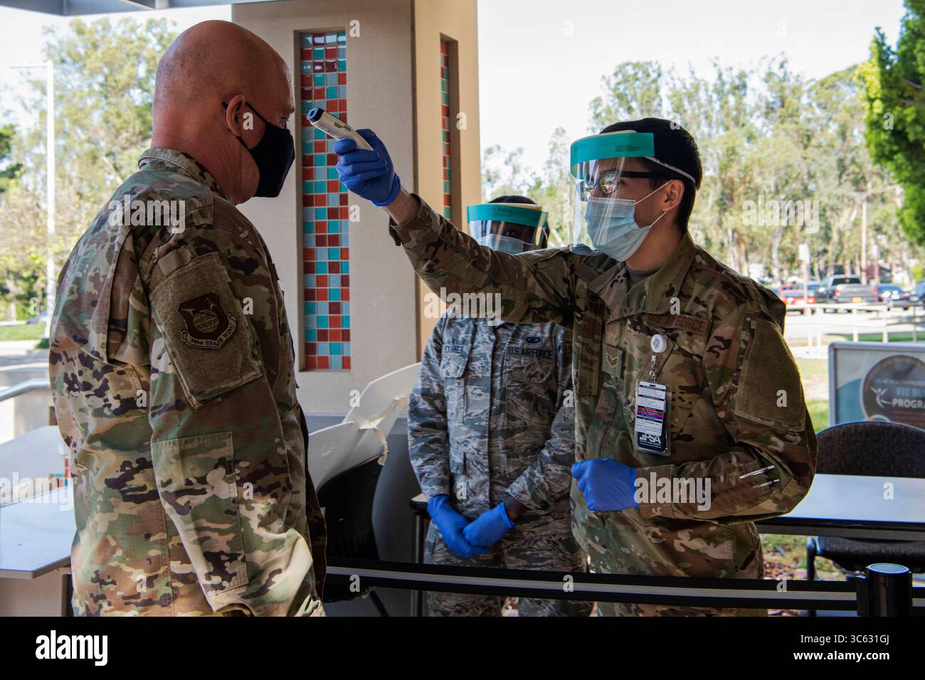 7. Mai 2020 - Vandenberg Air Force Base, Kalifornien, USA - Senior Airman Avery Lake, 30th Medical Group psychische Gesundheitstechniker, überprüft die Temperatur von General Jay Raymond, Chief of Space Operations und Commander des US Space Command, bevor er am 7. Mai 2020 in die 30. MDG für eine Tour auf der Vandenberg Air Force Base, Kalifornien, einsteigt Während des Besuchs beobachtete Raymond die Mitglieder der Vandenberg AFB für ihre Reaktion auf die globale COVID-19-Pandemie und würdigte sie. (Kreditbild: © Aubree Owens/U.S. Air Force/ZUMA Wire/ZUMAPRESS.com) Stockfoto
