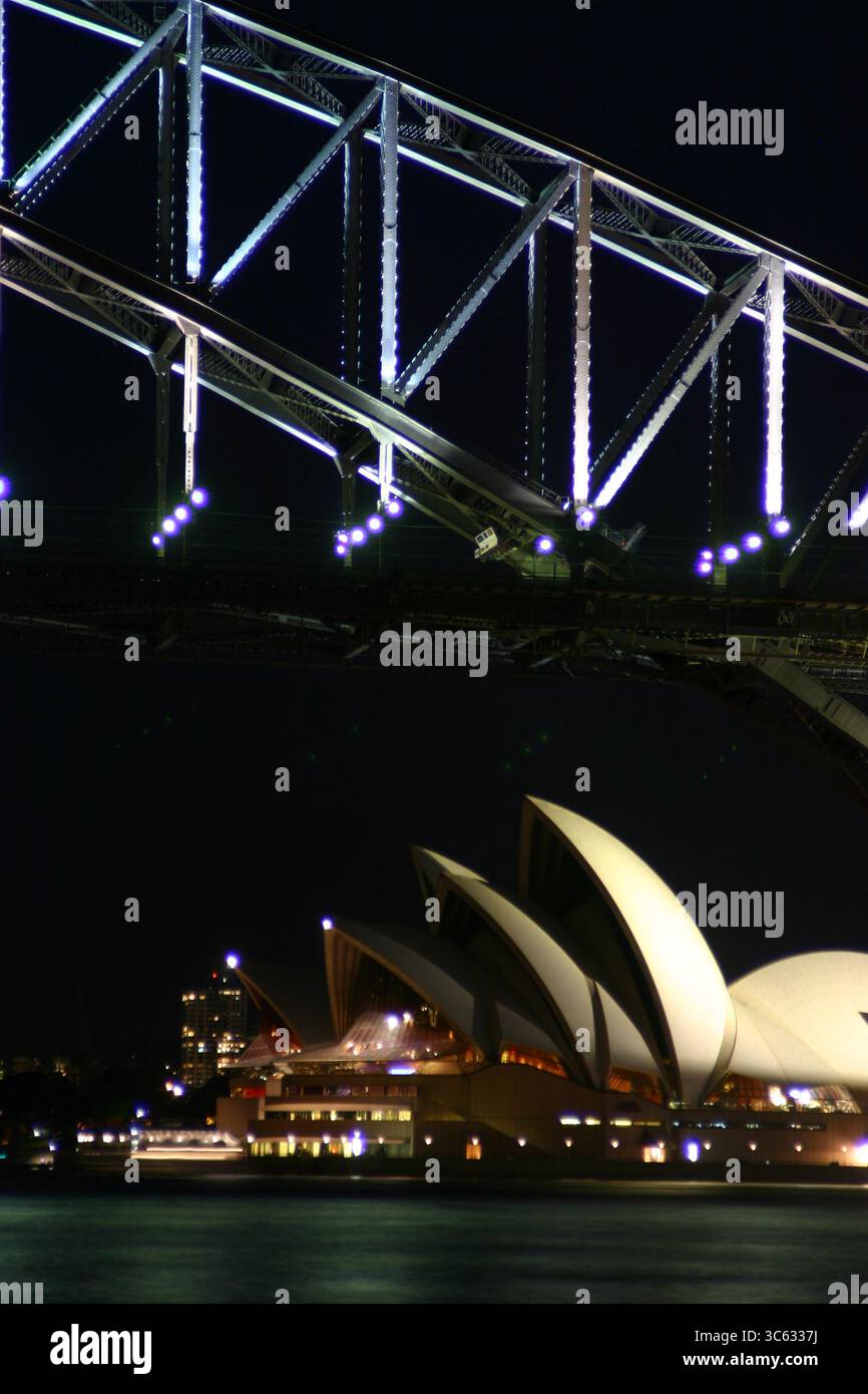 Nächtliches sydney Opernhaus und Brücke Stockfoto