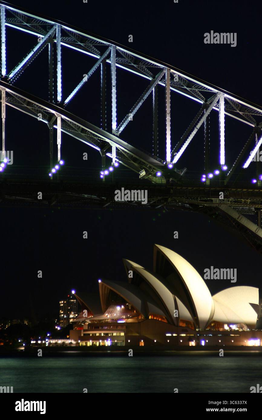 Nächtliches sydney Opernhaus und Brücke Stockfoto