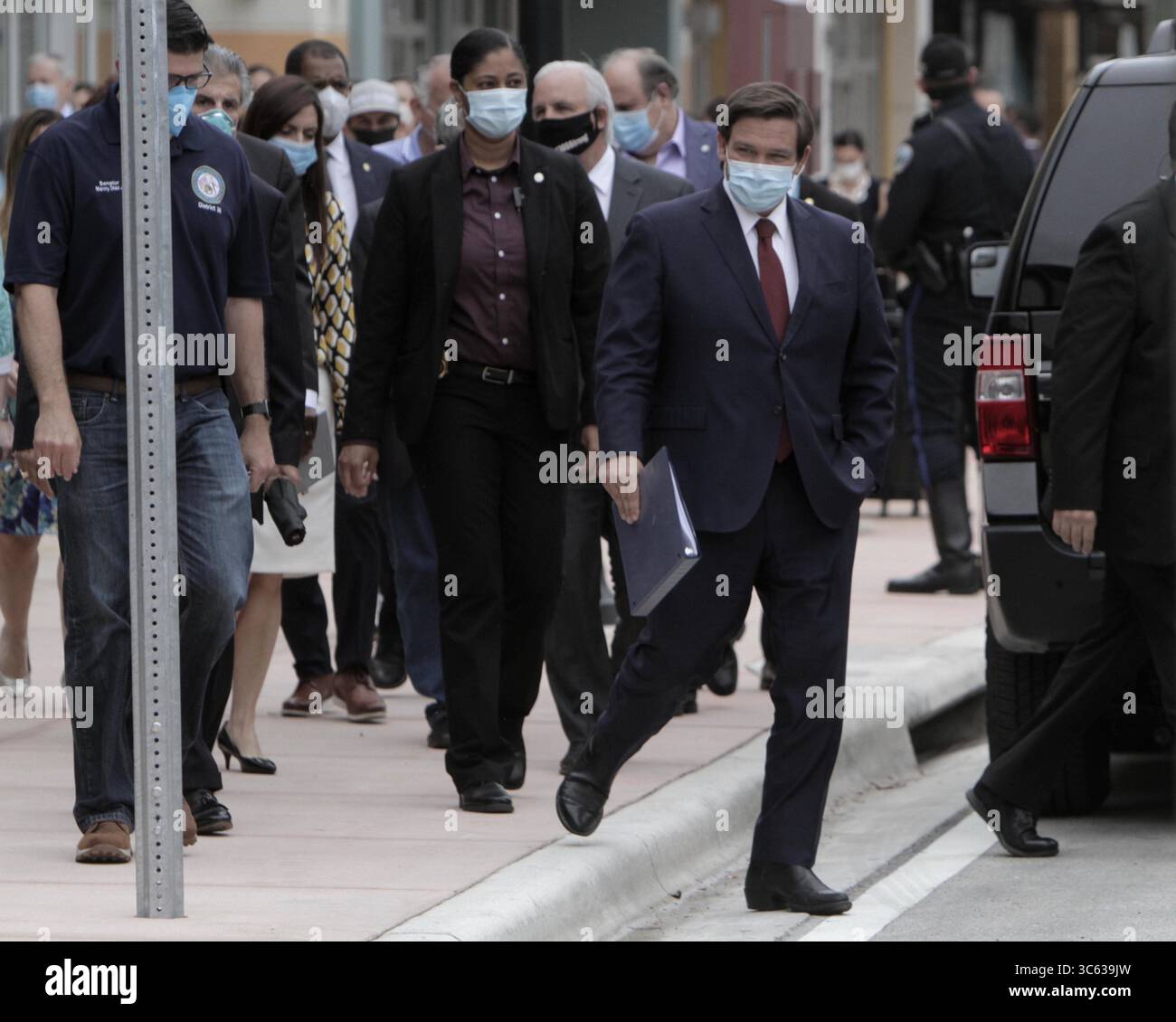 Mai 2020, Miami, FL, USA: Miami, Florida, 14. Mai 2020 – Gouverneur Ron DeSantis (rechts) geht zum Podium für Presse eine Pressekonferenz über eine Phase-Eins-Eröffnung für Broward und Miami-Dade Counties... die Veranstaltung im stillgelegten Downtown Doral Einkaufszentrum umfasste Gimenez und den Bürgermeister von Broward County, Dale Holness. Die angrenzenden Grafschaften sind die letzten zwei in Florida mit ausstehenden Notbefehlen, Speisesäle zu schließen, und beide haben Pläne angekündigt, diese Beschränkungen am Montag aufzuheben. (Kreditbild: © TNS via ZUMA Wire) Stockfoto