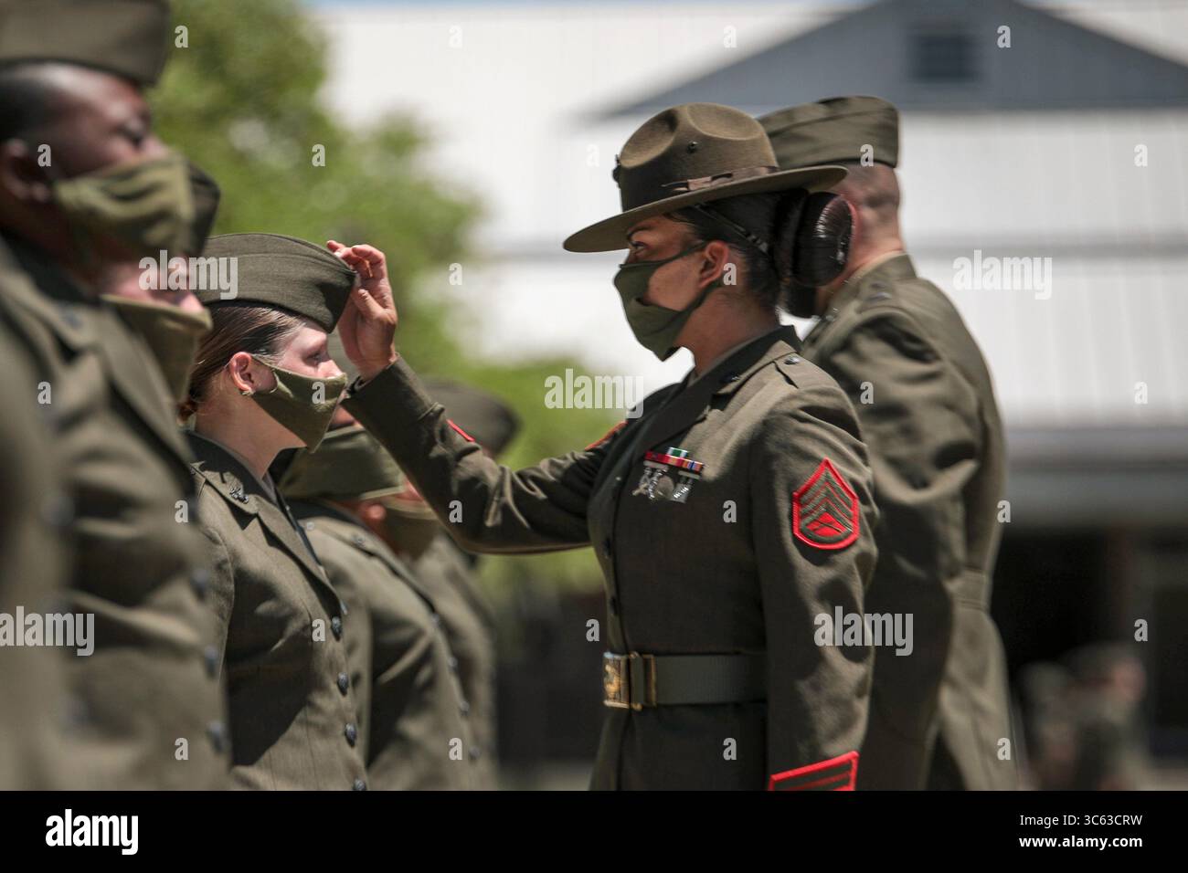 1. Mai 2020 - Parris Island, South Carolina, USA - Eine Bohrinstruktorin bei der Oscar Company, 4. Rekrut Training Battalion, passt die Deckung ihrer Marine an, während der Zug ihre letzte Uniforminspektion im Marine Corps Recruit Depot Parris Island, S.C. am 1. Mai 2020 durchführt. Während des gesamten Recruit Trainings werden einheitliche Inspektionen durchgeführt, um sicherzustellen, dass Rekruten und Marinesoldaten mit Zuversicht und Disziplin vertraut sind. (Kreditbild: © Dana Beesley/USA Marines/ZUMA Wire/ZUMAPRESS.com) Stockfoto