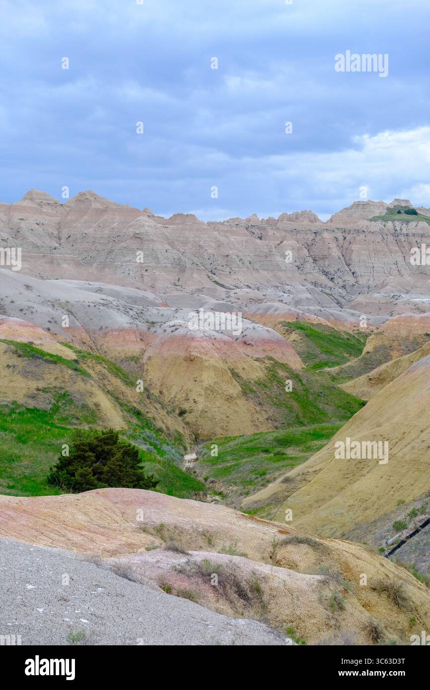 Zerklüftete Klippen und überlagerte Felsformationen prägen die dramatische Schönheit des Badlands National Park in South Dakota und zeigen den wilden Geist der Midw Stockfoto