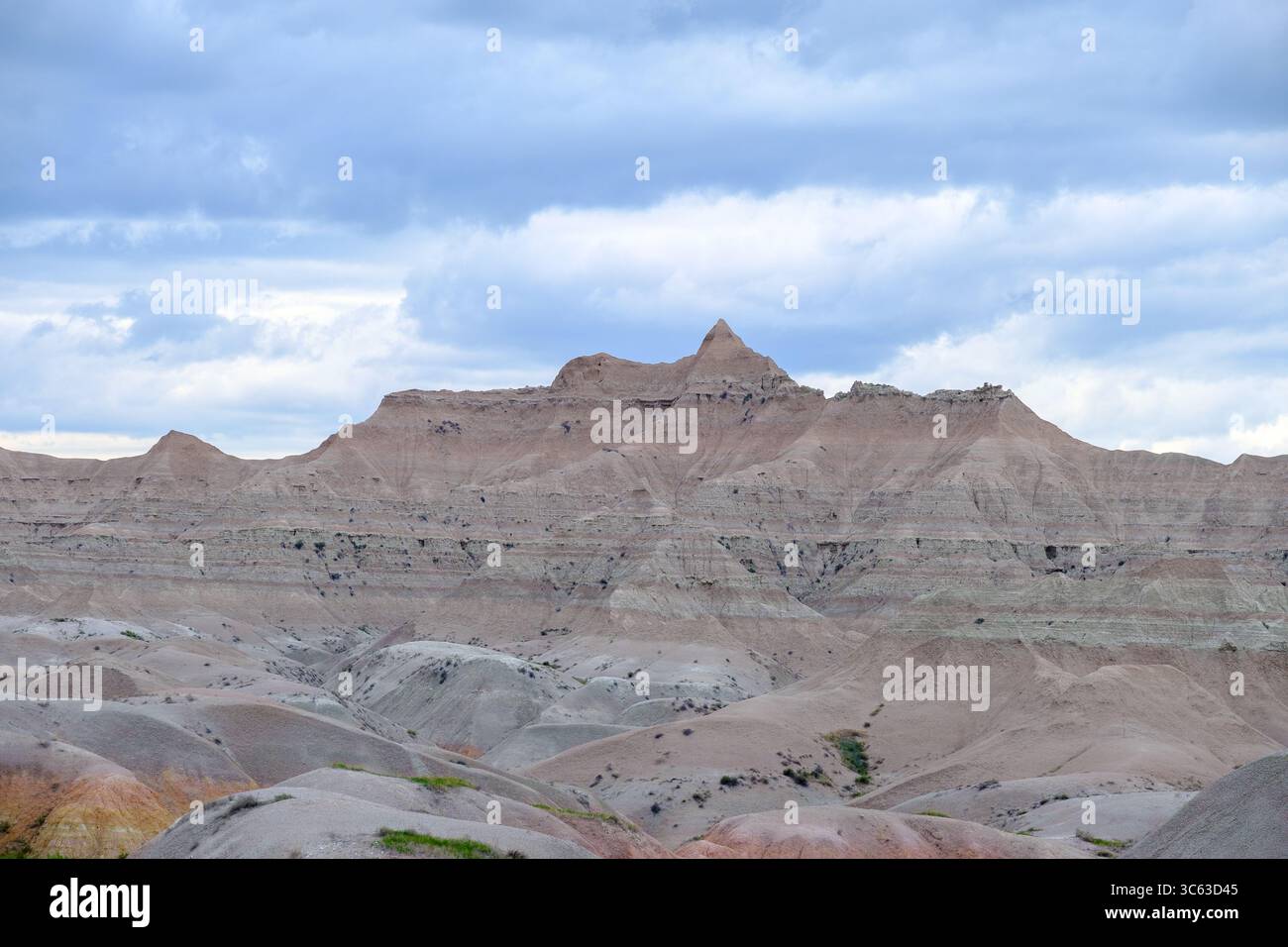 Zerklüftete Klippen und überlagerte Felsformationen prägen die dramatische Schönheit des Badlands National Park in South Dakota und zeigen den wilden Geist der Midw Stockfoto