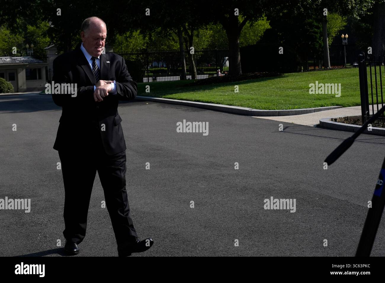 Der Grenzzar Tom Homan spricht am 30. Juli 2025 mit Reportern vor dem Weißen Haus in Washington, DC, USA. Am 30. Juli 2025. Guthaben: Yuri Gripas/Pool über CNP/MediaPunch Stockfoto
