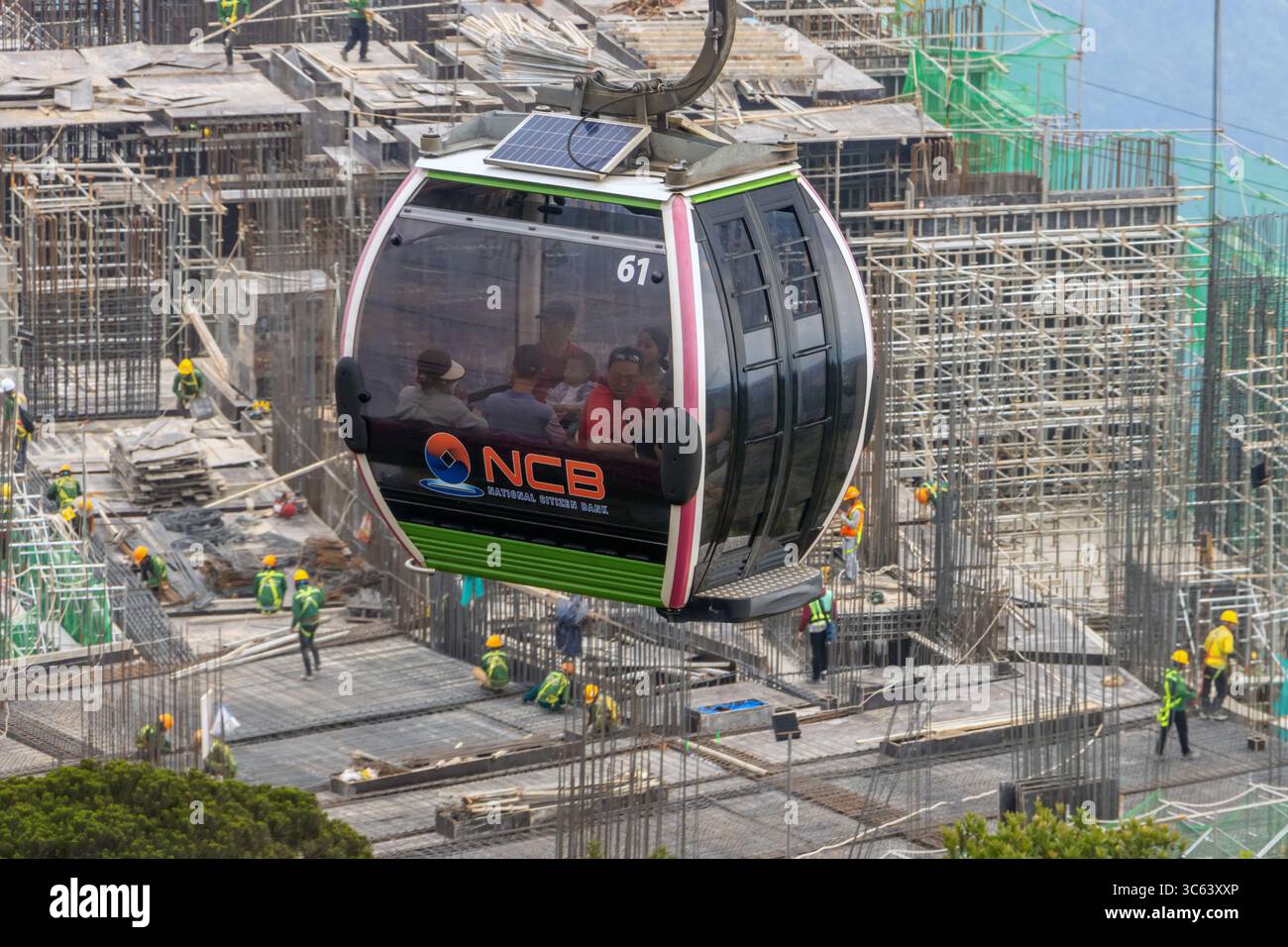 BA NA HILLS, VIETNAM, 25. April 2025, Seilbahnkabine fährt über Baustelle in Touristenziel Stockfoto