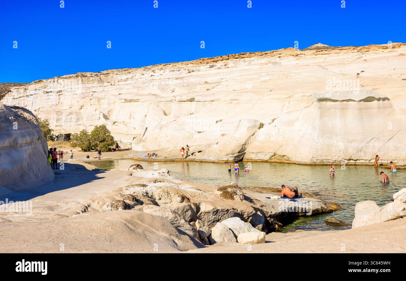 Leute am Sarakiniko Beach, Milos, Griechenland Stockfoto