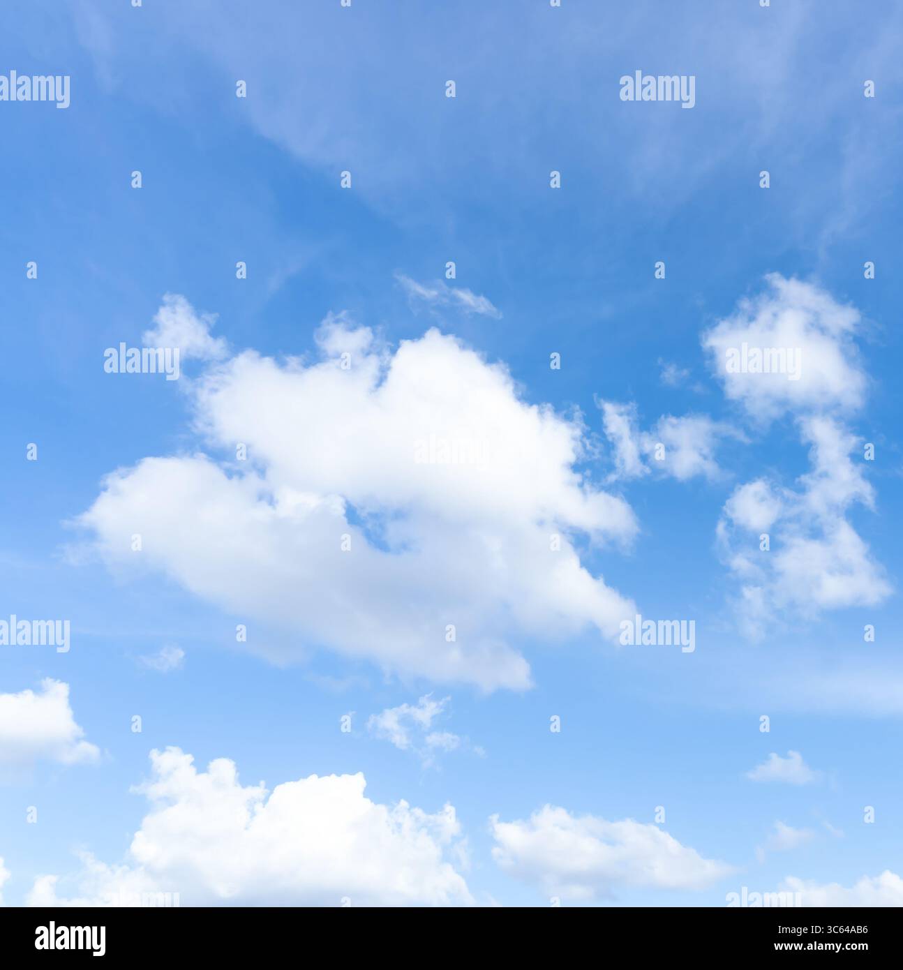 Der niedrige Winkel und der volle Rahmen des wunderschönen blauen Himmels mit der seltsamen Form flauschiger weißer Wolken am Nachmittag an sonnigen Tagen wird als natürlicher Hintergrund verwendet Stockfoto