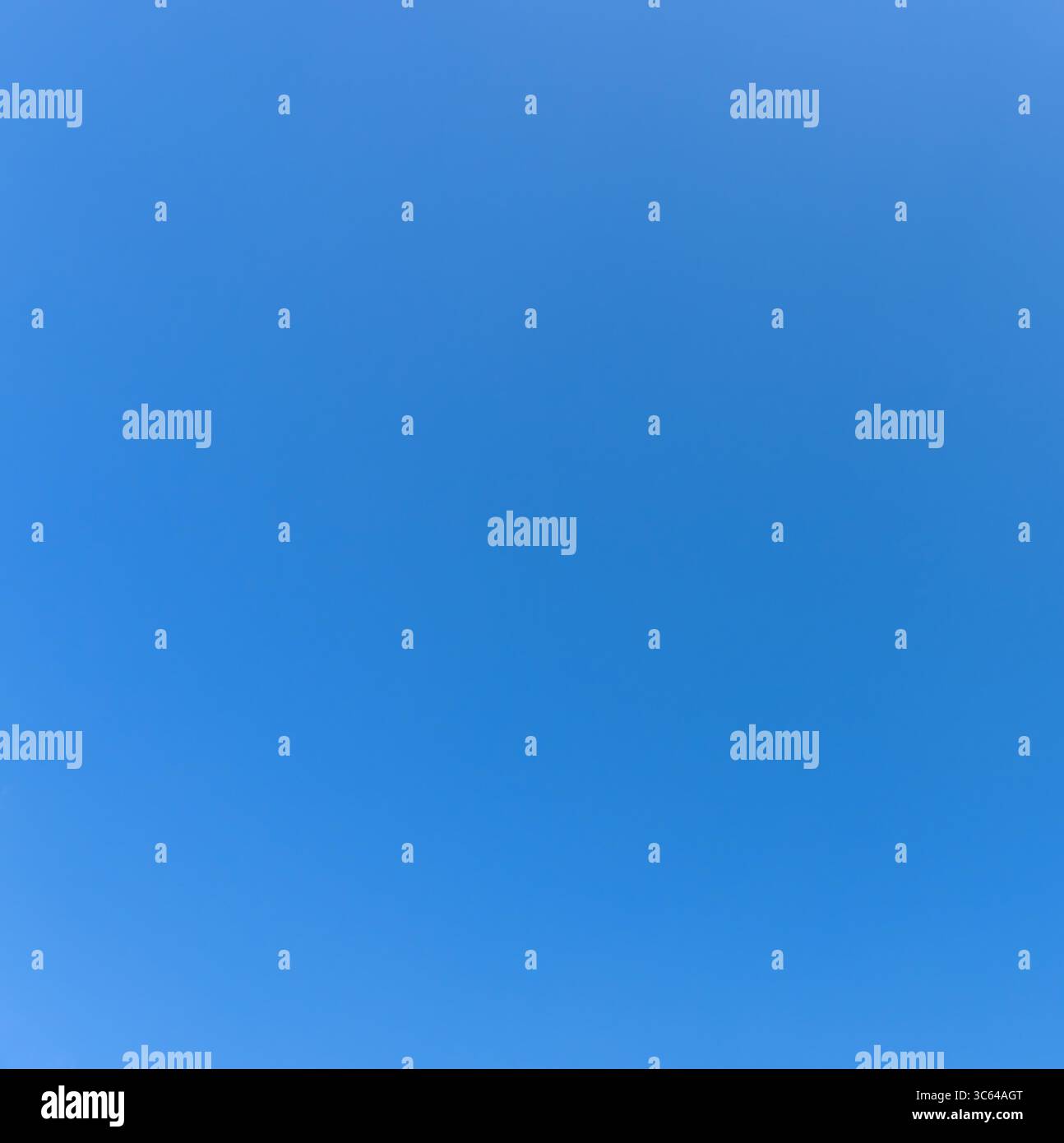 Der niedrige Winkel und der volle Rahmen des wunderschönen hellblauen Himmels ohne Wolken am Nachmittag an sonnigen Tagen wird als natürliche Hintergrundtextur in Dekora verwendet Stockfoto