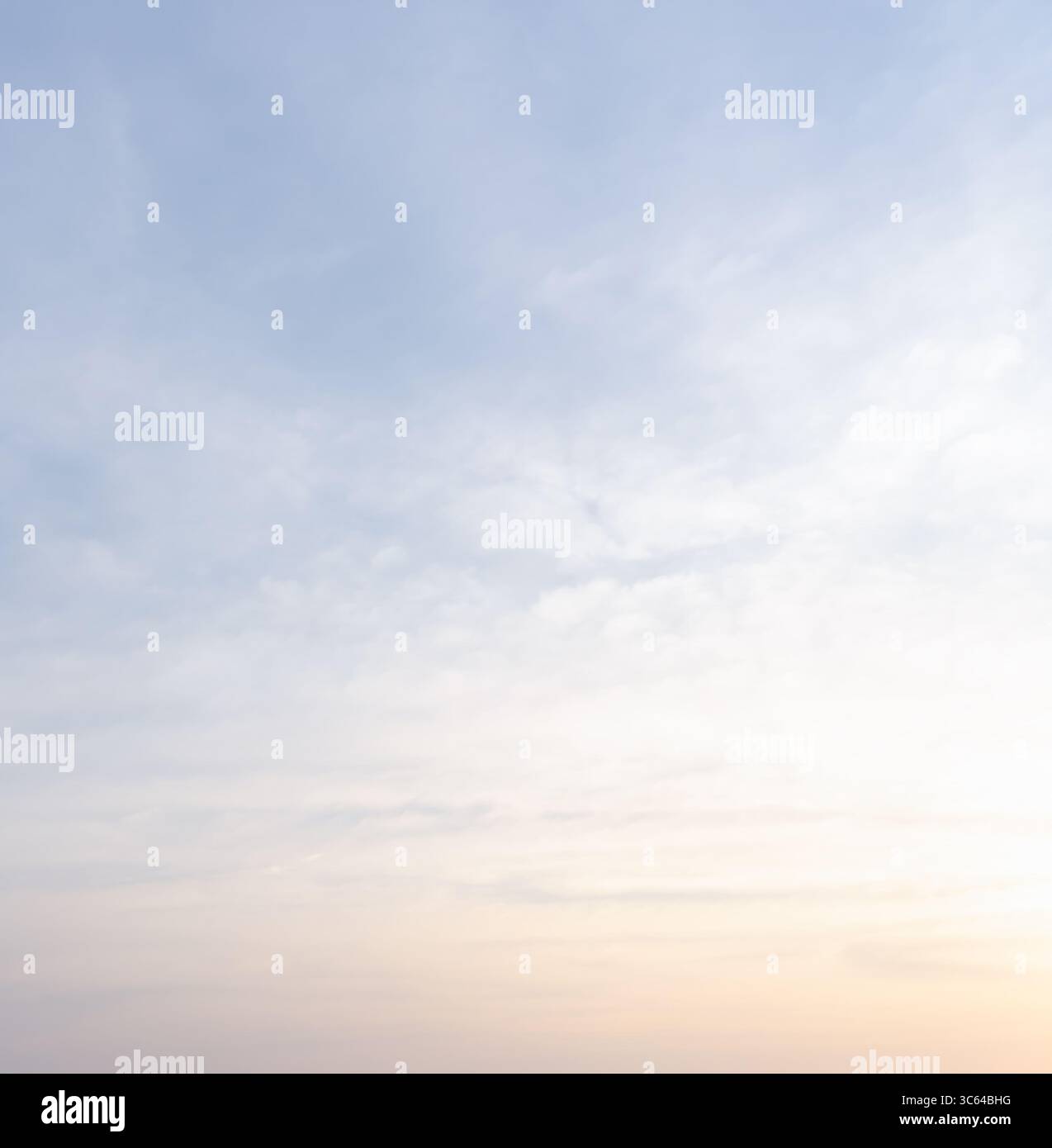 Wunderschöner Morgen- oder Abendhimmel in Blau und Orange mit bewölktem Himmel, während Sonnenuntergänge oder Sonnenaufgänge am Meer als natürliche Schwarzgrundstruktur aufgenommen wurden Stockfoto