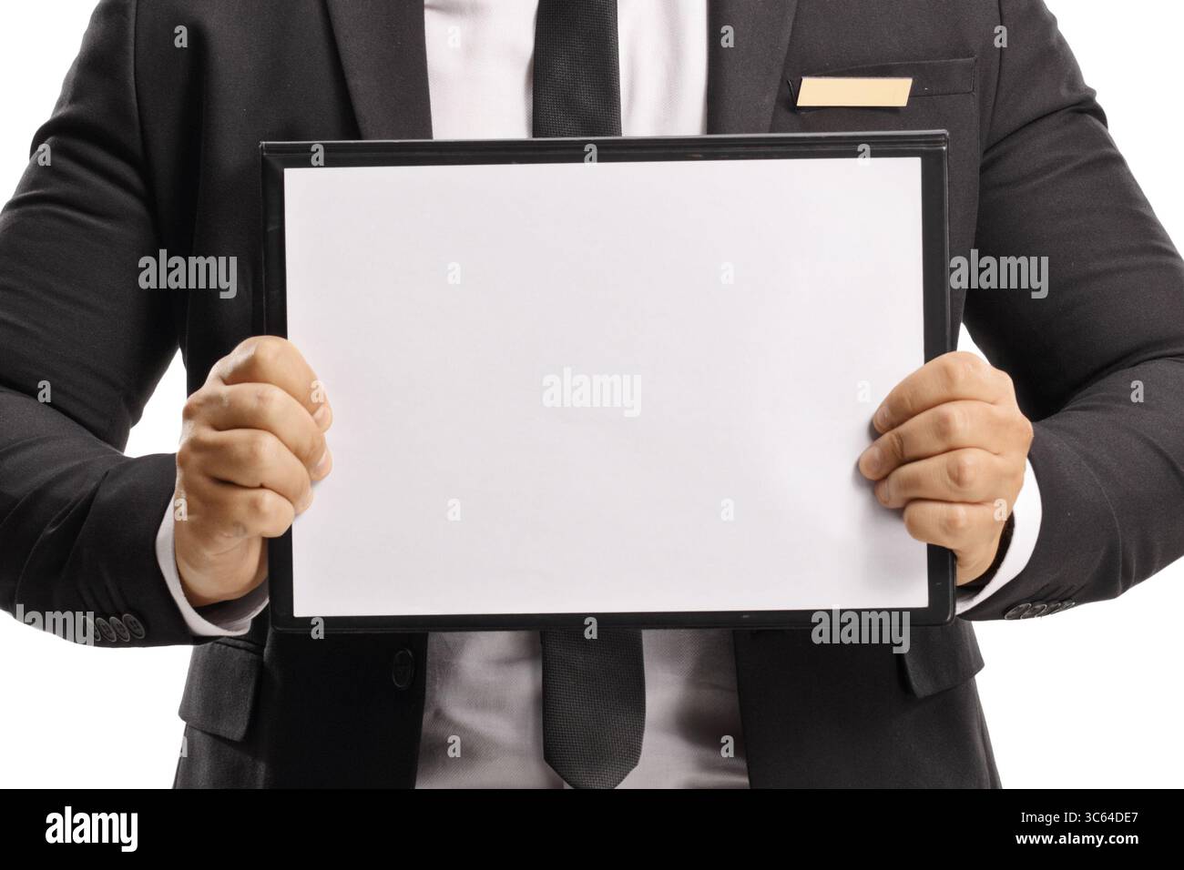 Männliche Hände im Anzug, die ein leeres Brett auf weißem Hintergrund halten Stockfoto