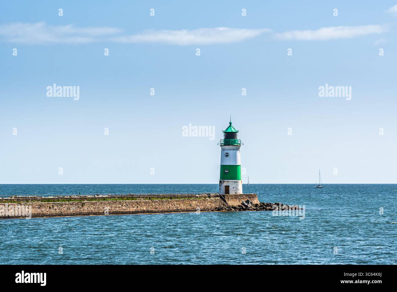 Der Leuchtturm von Schleimuende an der Westküste der Ostsee in Norddeutschland markiert den Eingang vom Meer in die Schlei. Kopierbereich. Stockfoto