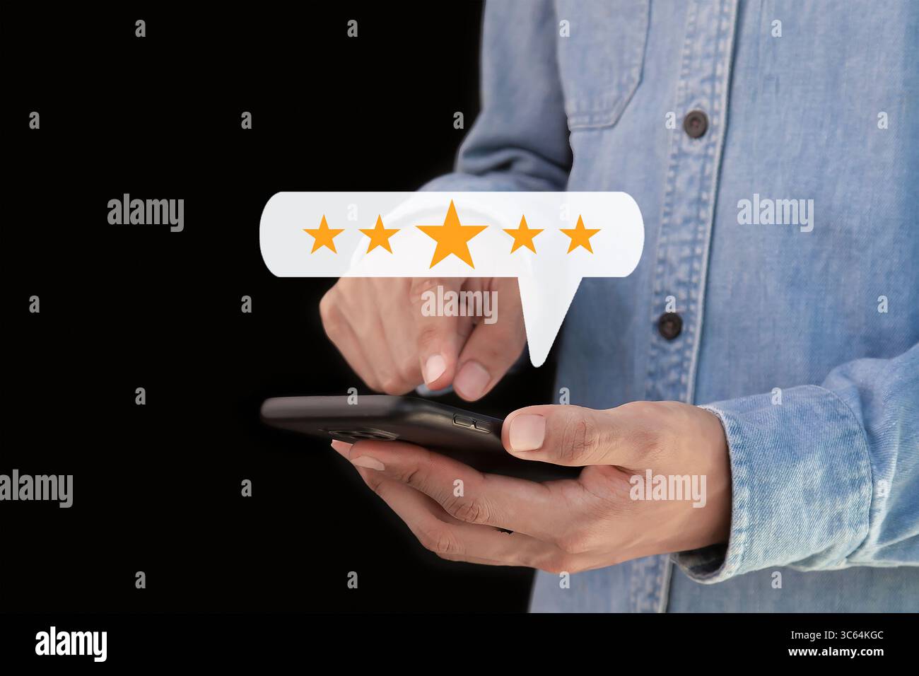 Kunden geben fünf-Sterne-Bewertungen, um die Geschäftsidee für den Service zu bewerten und zu überprüfen. Stockfoto