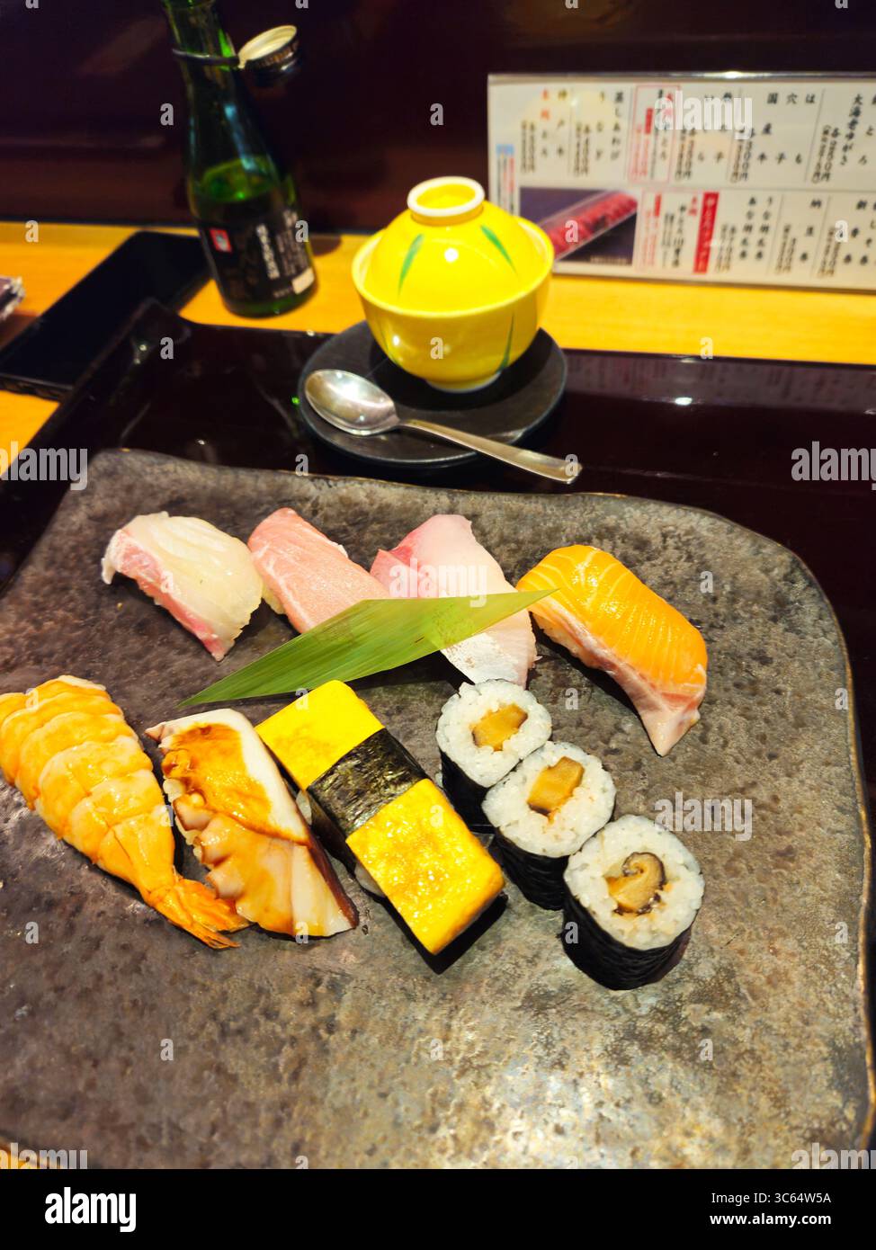 Verschiedene Nigiri Sushi-Platten mit Chawanmushi in der Osaka Sushi Bar, Japan Stockfoto
