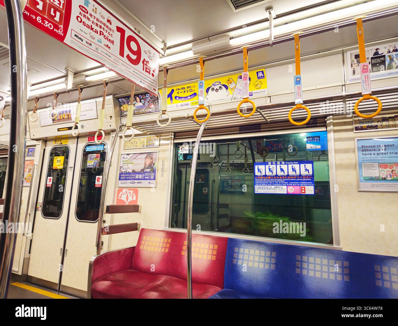 Leere Osaka Metro Car Interior mit bevorzugten Sitzen und hängenden Gurten, Japan Stockfoto