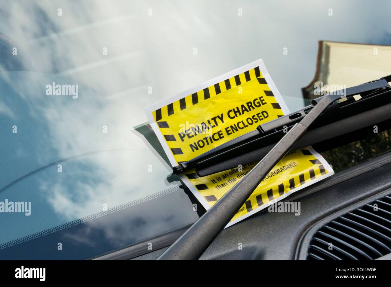 Strafgebühr Parkgebühren, die in London unter dem Scheibenwischer eines Autos angebracht werden. Stockfoto