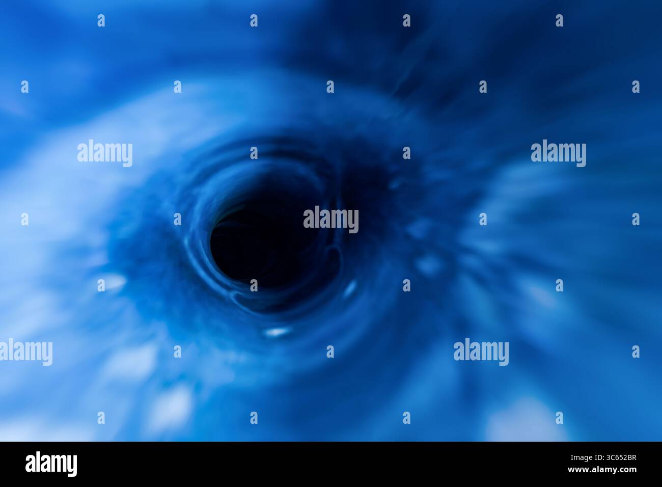 Abstrakter blauer Hintergrund, der zu einem dunklen Tunnel führt. Stockfoto