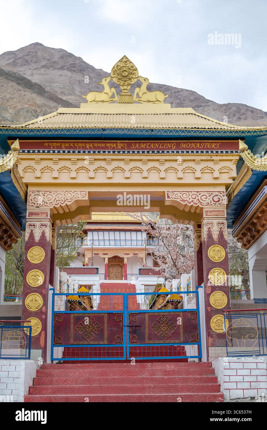 Außenansicht des Klosters Samstaling in Ladakh, Indien, einem buddhistischen Gompa, der für Gebetsmühle, Himalaya-Architektur und spirituelles Erbe bekannt ist. Stockfoto
