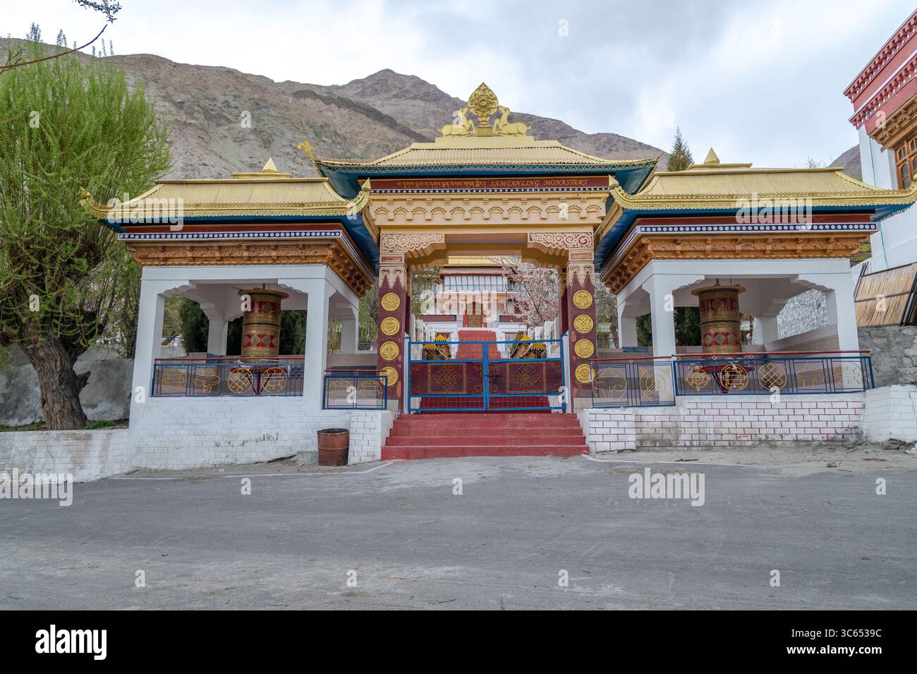 Außenansicht des Klosters Samstaling in Ladakh, Indien, einem buddhistischen Gompa, der für Gebetsmühle, Himalaya-Architektur und spirituelles Erbe bekannt ist. Stockfoto