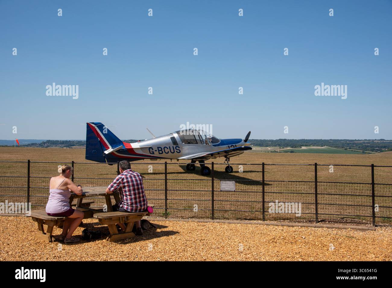 Compton Abbas Dorset England Großbritannien. 17.07.2025. Luftseitenblick vom Flugplatz Compton Abbas mit zwei Besuchern, die den Flugplatz im Westen besuchen Stockfoto