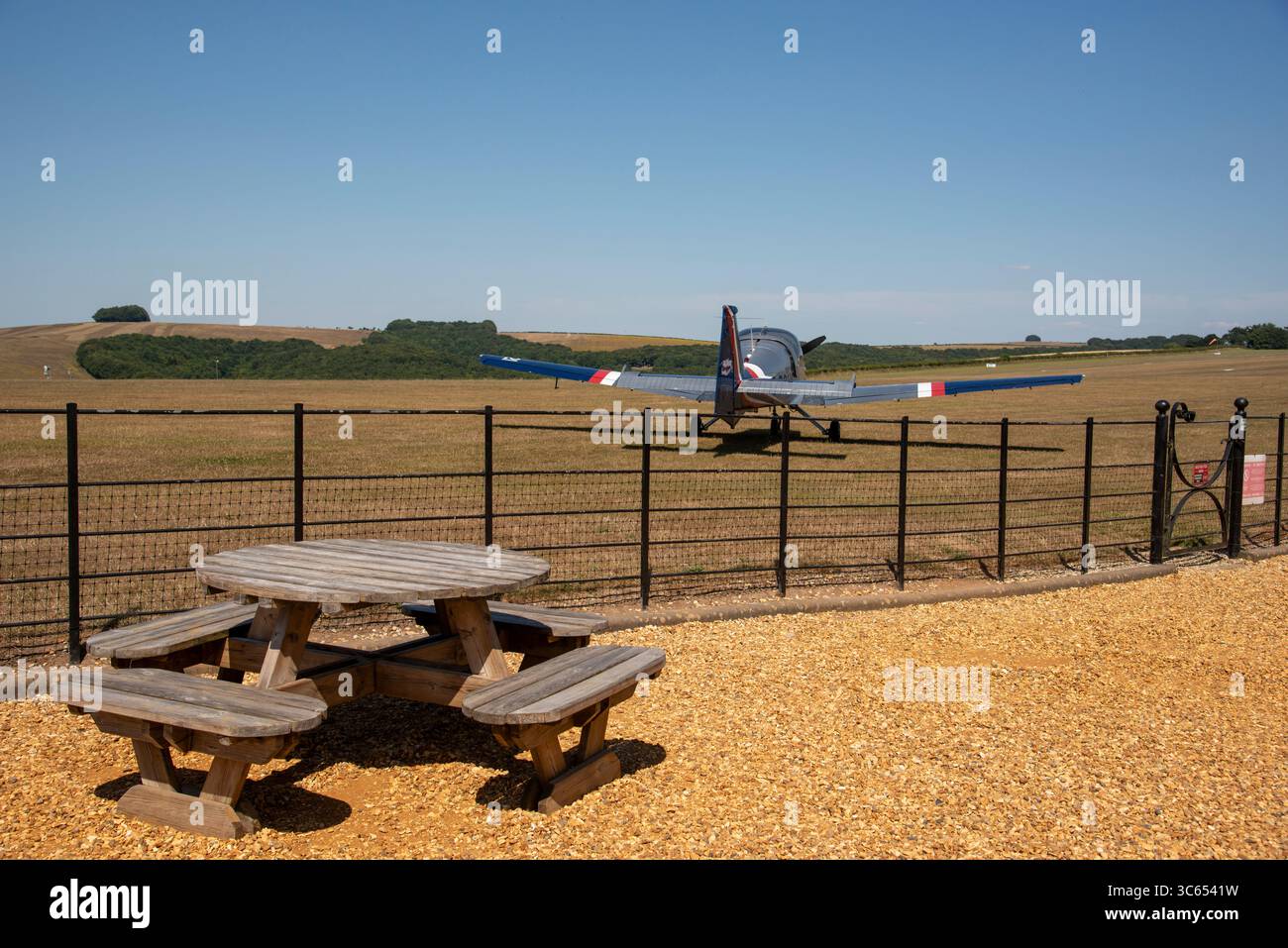 Compton Abbas Dorset England Großbritannien. 17.07.2025. Luftseitenblick vom Flugplatz Compton Abbas mit leerem Tisch für Besuchergäste neben der Start- und Landebahn. Stockfoto