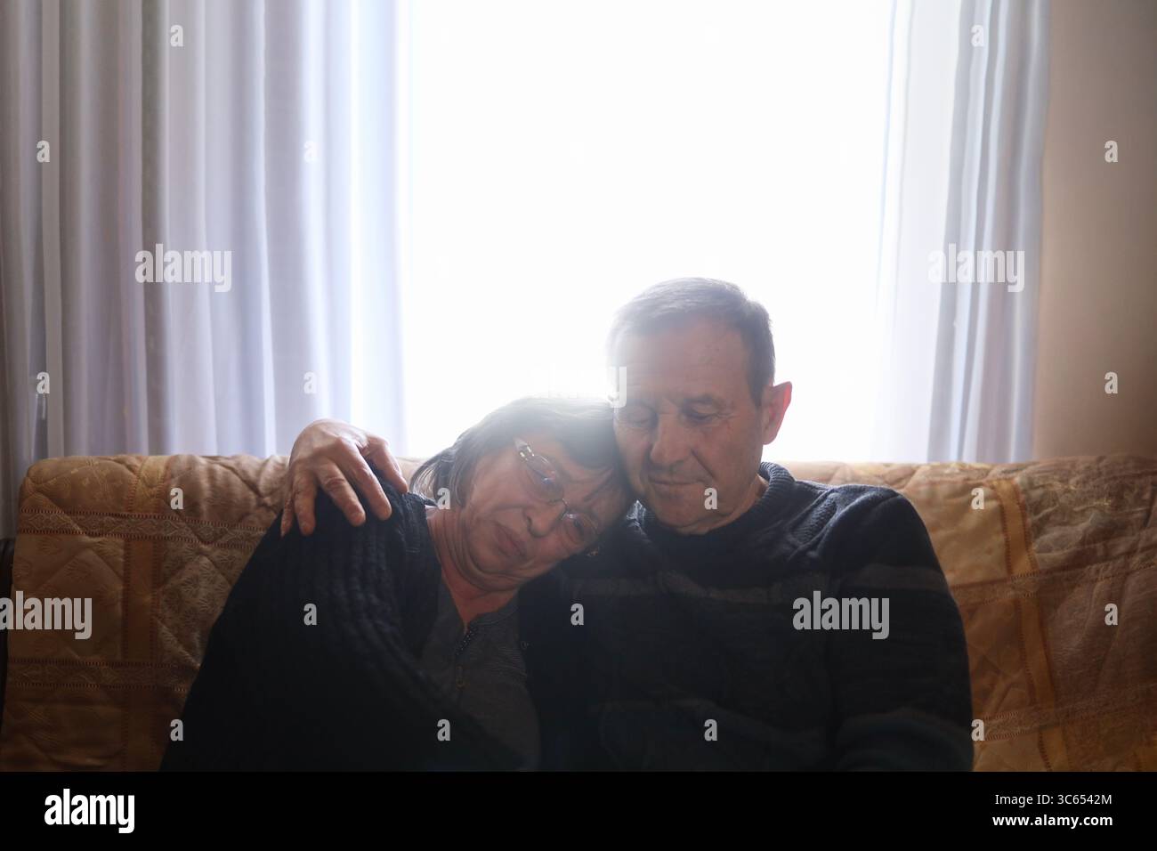 Ein verliebtes älteres Ehepaar, das sich in Gesellschaft fühlt. Stockfoto