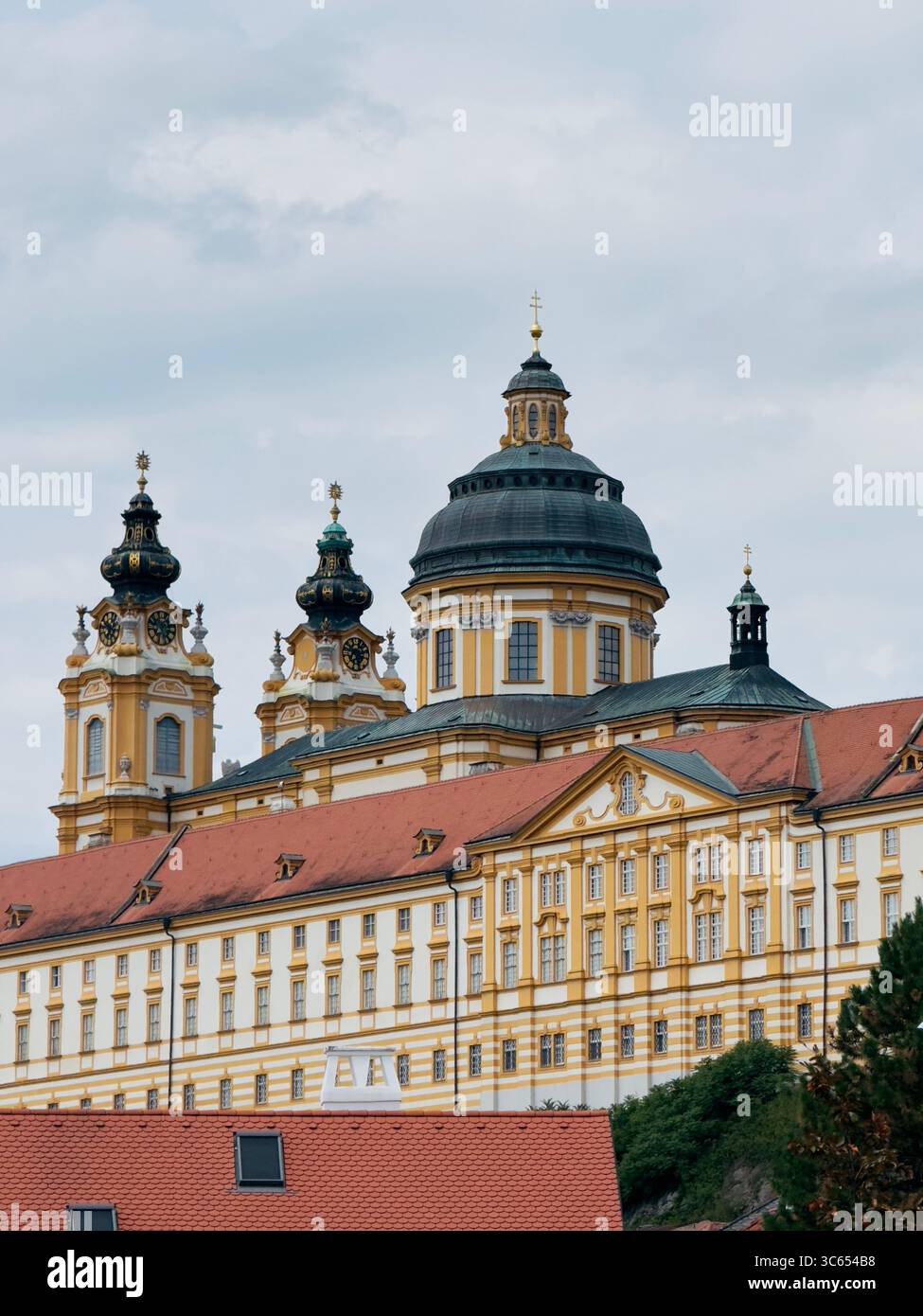 Melk Abbey (Stift Melk), barockes Benediktinerkloster in Melk, Niederösterreich, im UNESCO-Weltkulturerbe Wachau. - Smartphone-aufgenommenes Stockfoto