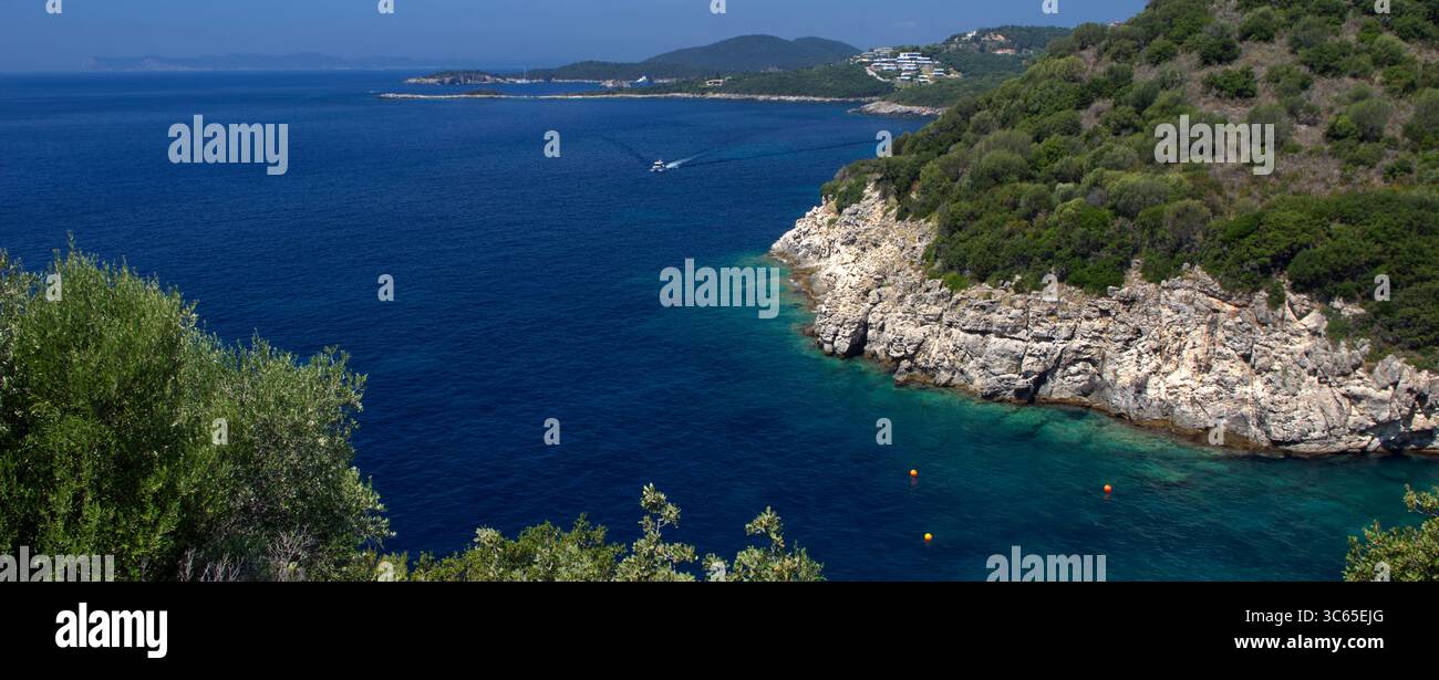 Foto panoramica della costa rocciosa e dell'acqua presso Sivota Stockfoto