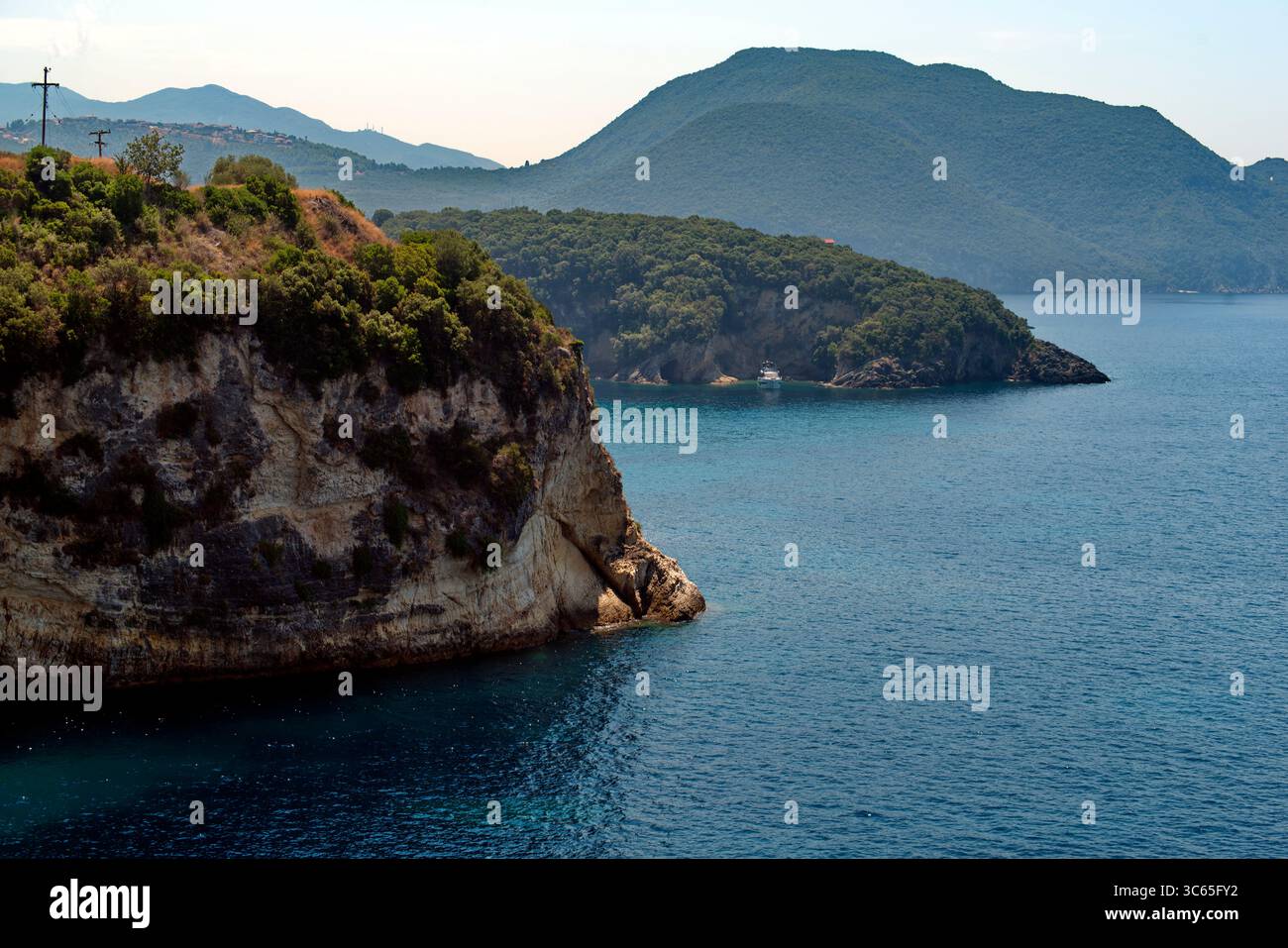 Foto della costa rocciosa e dell'acqua presso Sivota Stockfoto