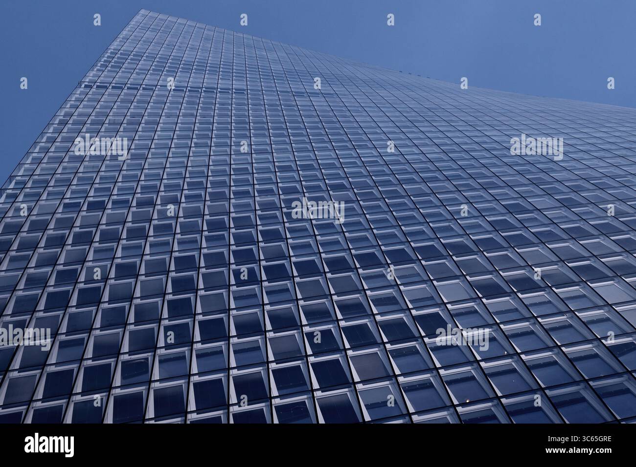 Die Aufwärtsperspektive des Azrieli Sarona Turms in Tel Aviv-Jaffa zeigt ein unendliches Glasgitter unter blauem Himmel, das moderne urbane Geometrie widerspiegelt. Stockfoto