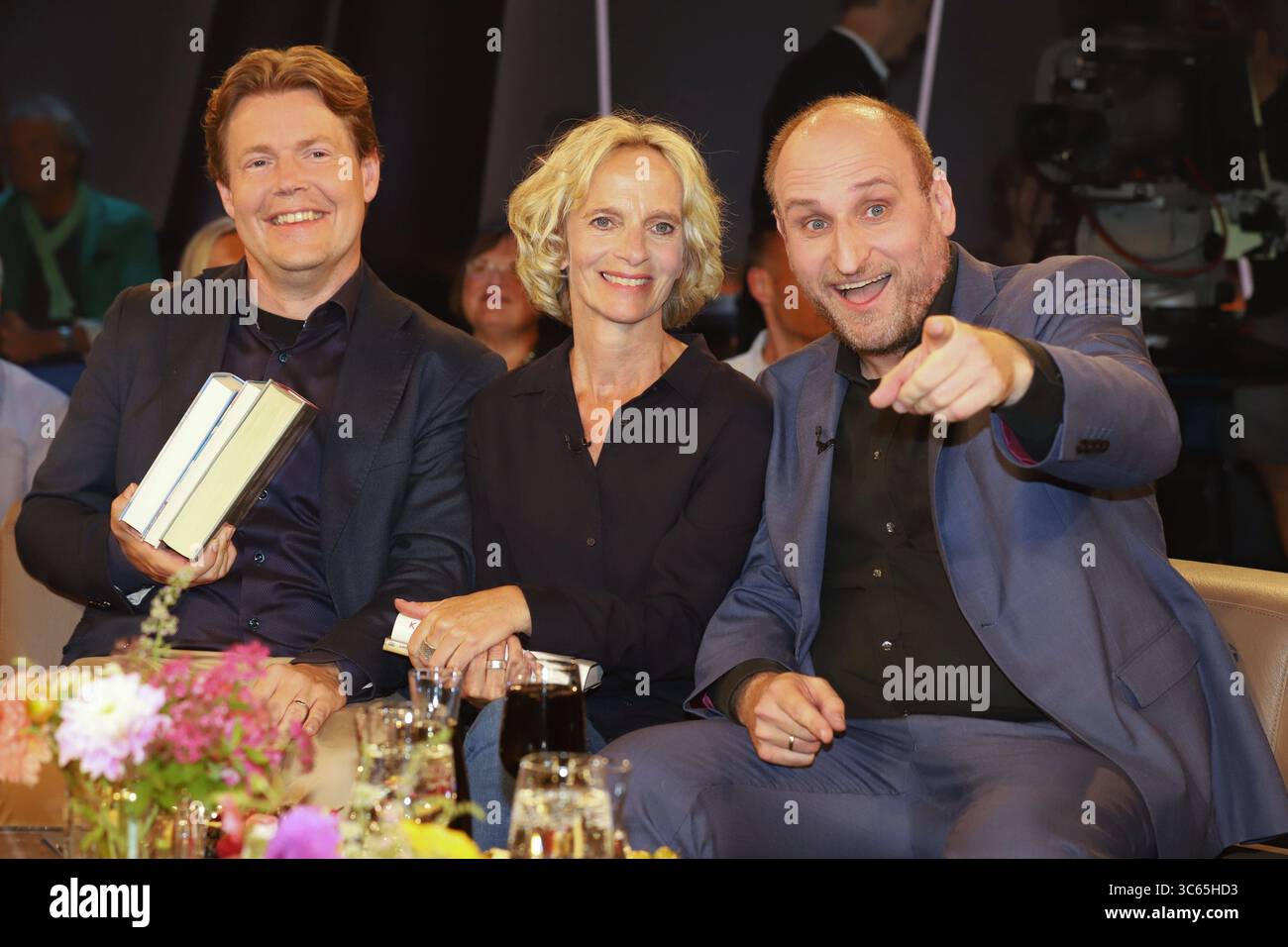 NDR Talkshow Aufzeichnung vom 11.07.2025 v.l. Jan Ehlert, Katharina Mahrenholtz und Daniel Kaiser, NDR Talkshow Aufzeichnung vom 11.07.2025, Ausstrahlung 01.08.2025 Fotosperre, Hugh-Greene-Weg, Hamburg, 11.07.2025 *** NDR Talkshow Aufnahme vom 11 07 2025 von l Jan Ehlert, Katharina Mahrenholtz und Daniel Kaiser, NDR Talkshow Aufnahme vom 11 07 2025, Sendung 01 08 2025 Fotoschloss, Hugh Greentsweg, Eventsx 2025, Hamburg Stockfoto