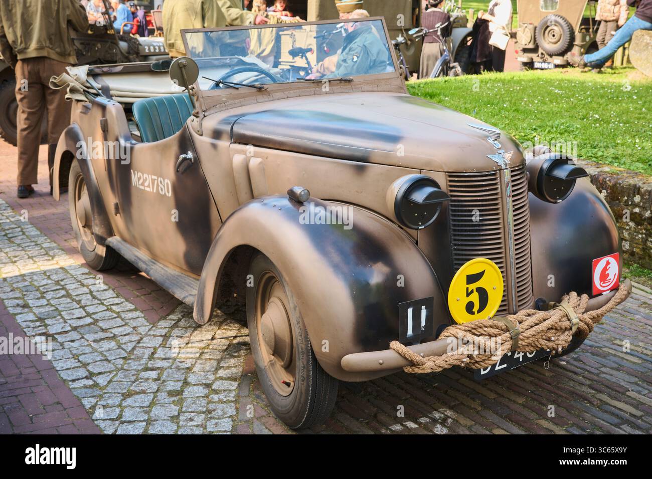 5. Mai 2024: Niederlande: Restaurierter Austin-Stabwagen mit offenem Oberdeck in Tarnfarben mit Kapuzenscheinwerfern während einer Befreiung aus dem Zweiten Weltkrieg Stockfoto