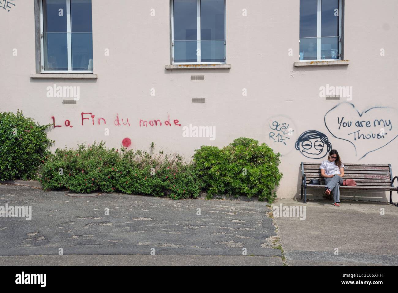 Französisches Graffiti „la fin du Monde“ bedeutet „das Ende der Welt“ - Saint-Servan, Bretagne, Frankreich Stockfoto