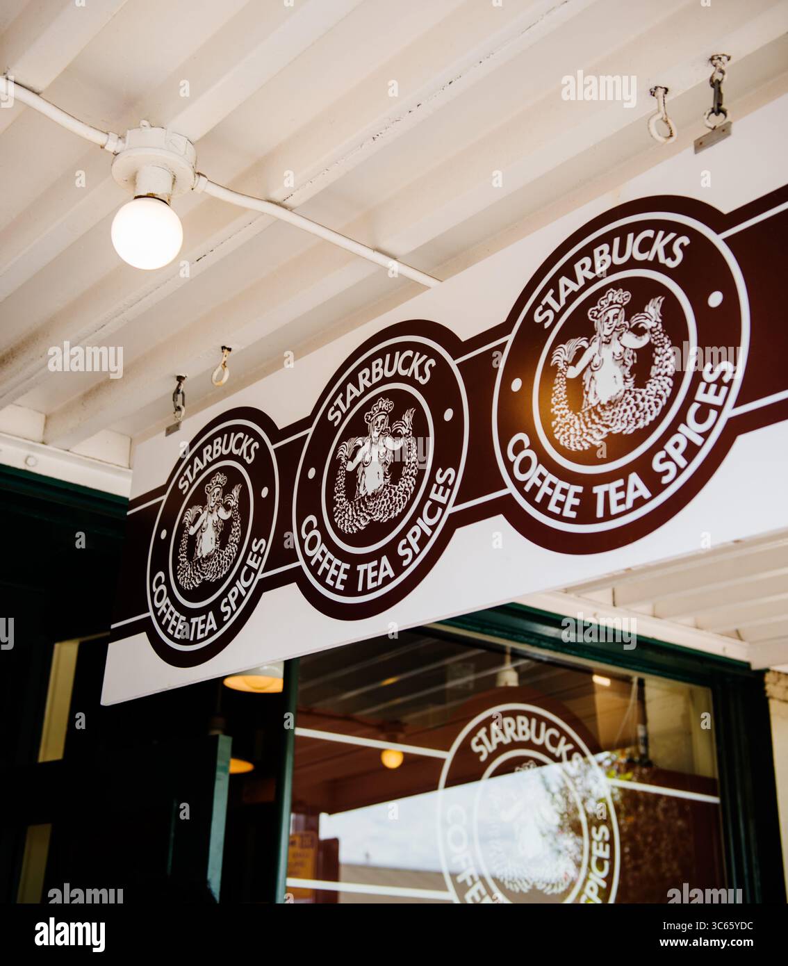 Beschilderung und Eingang zum ursprünglichen Starbucks, Pike Place Market, Seattle, Washington Stockfoto