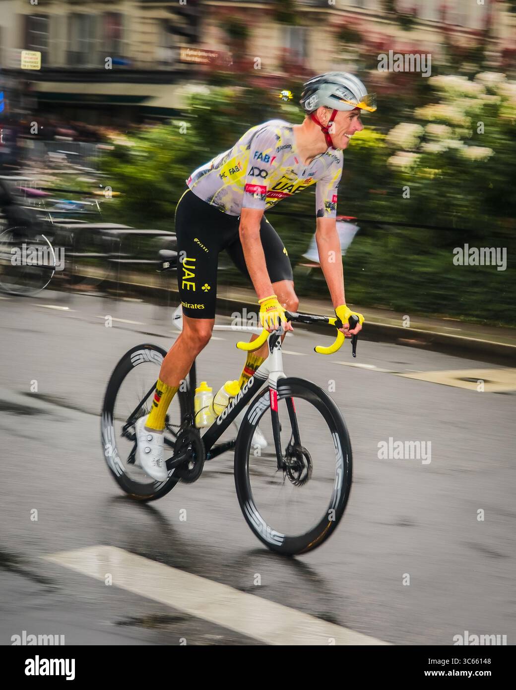 Paris, Frankreich - 27. Juli 2025: Blick auf einen Radfahrer der Tour de France 2025, der unscharfe Hintergrund, der auf Geschwindigkeit in der Pariser Architektur hindeutet. Stockfoto