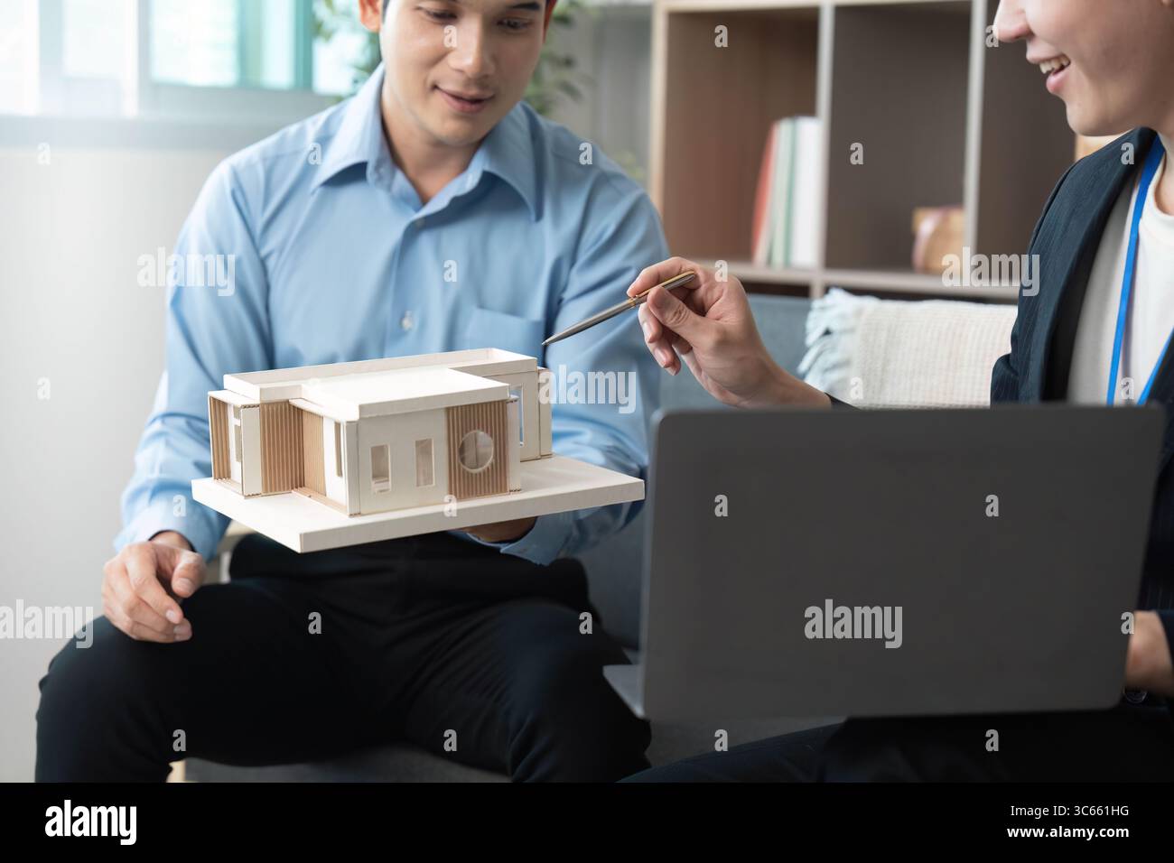Architekturdiskussion. Team überprüft Gebäudemodell und Konstruktionsdetails. Stockfoto
