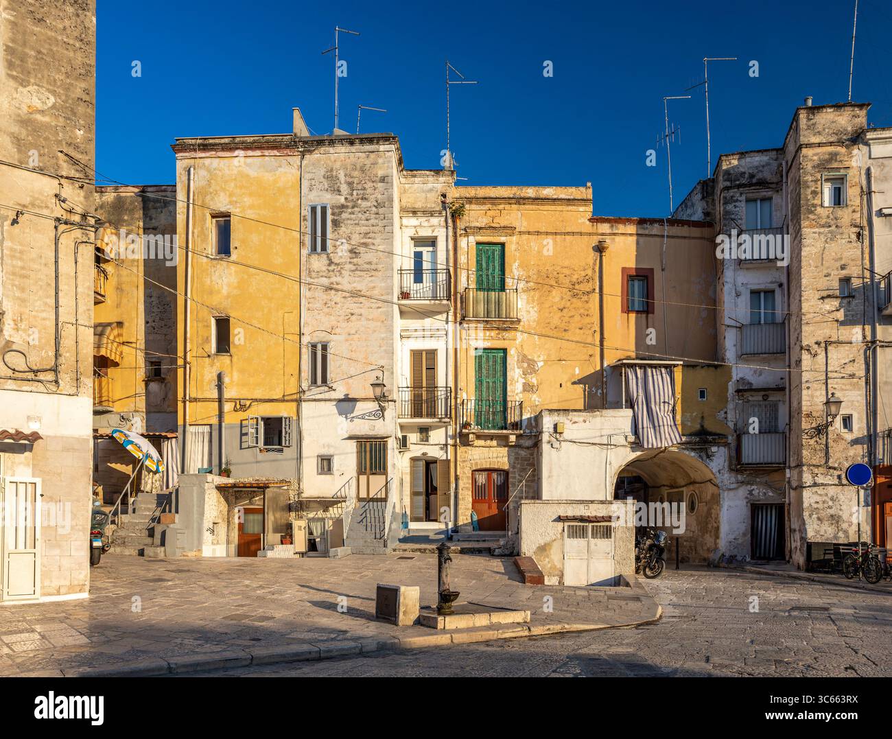 Straßenlandschaft der alten und gemütlichen Stadt Bari. Foto aufgenommen am 21. Juni 2025 in der Metropolstadt Bari, Region Apulien, Süditalien. Stockfoto