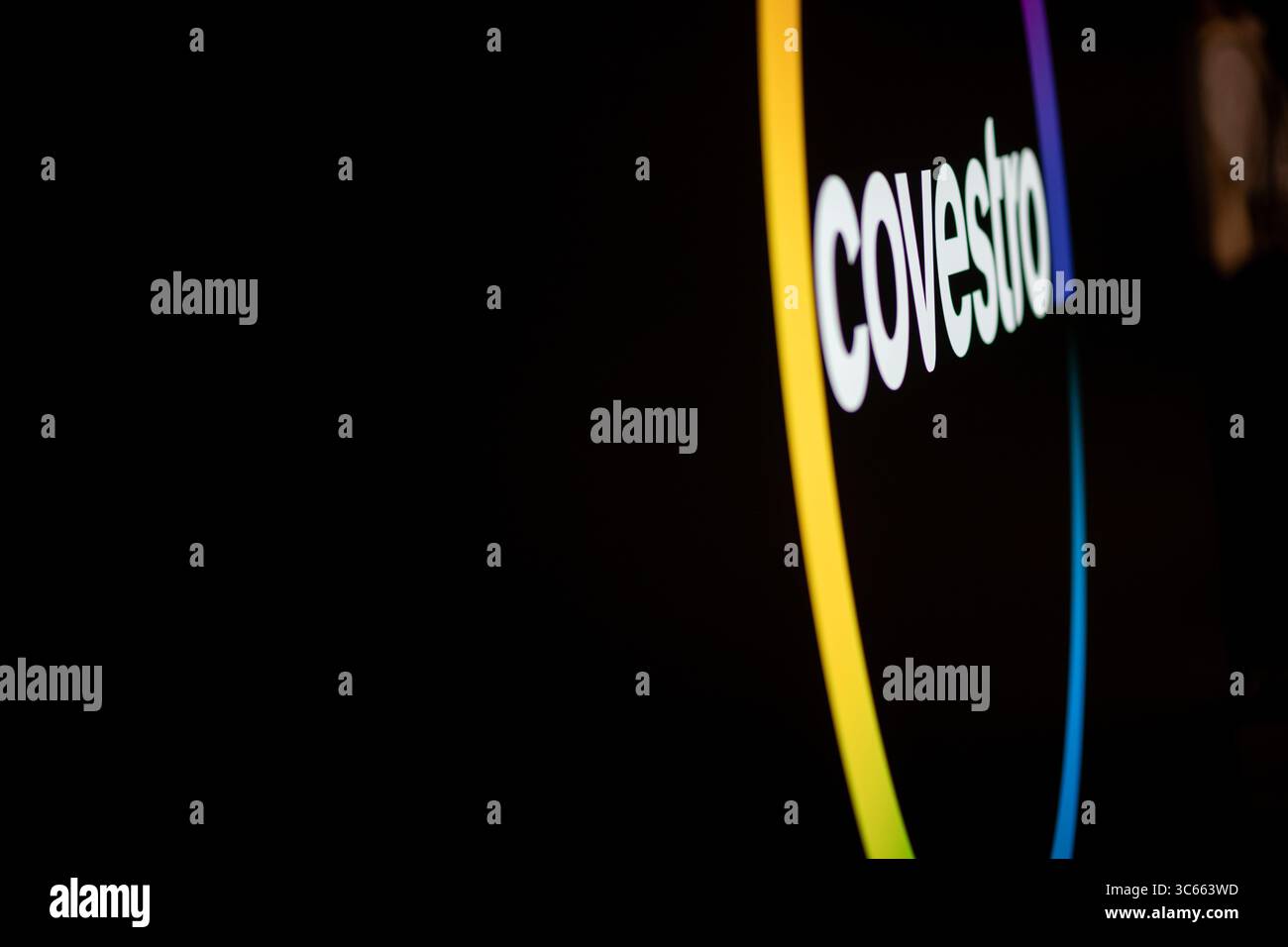 Leverkusen, Deutschland. 31. Juli 2025. Das Covestro-Logo hängt in einem Showroom. Bundeswirtschaftsminister Reiche besucht Covestro in Leverkusen im Rahmen einer Reise durch Nordrhein-Westfalen. Covestro ist einer der weltweit führenden Hersteller von Polymerwerkstoffen. Quelle: Fabian Strauch/dpa/Alamy Live News Stockfoto