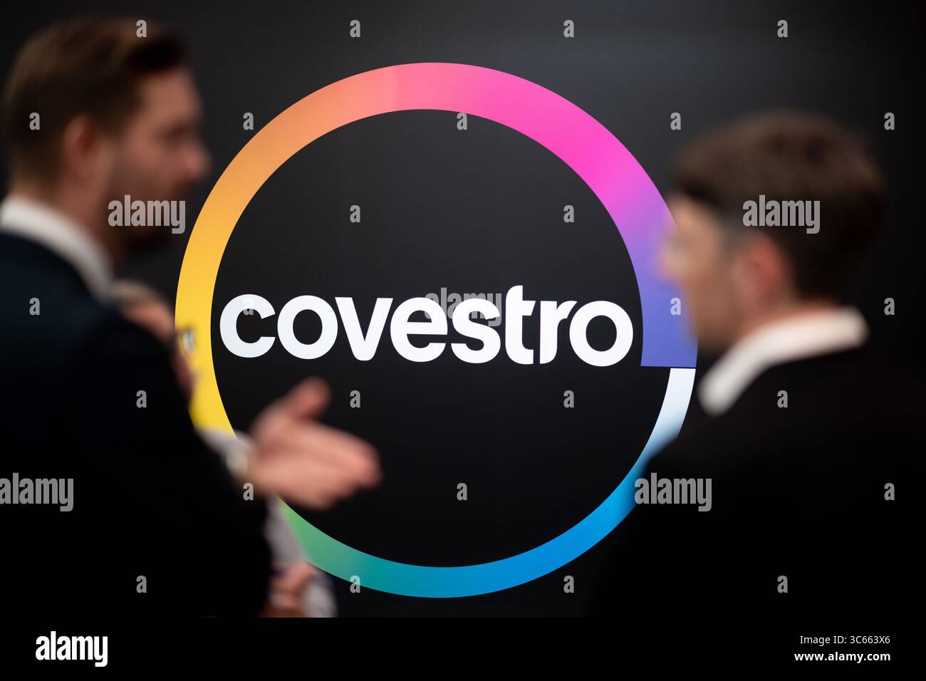 Leverkusen, Deutschland. 31. Juli 2025. Das Covestro-Logo hängt in einem Showroom. Bundeswirtschaftsministerin Katherina Reiche besucht Covestro in Leverkusen im Rahmen einer Reise durch Nordrhein-Westfalen. Covestro ist einer der weltweit führenden Hersteller von Polymerwerkstoffen. Quelle: Fabian Strauch/dpa/Alamy Live News Stockfoto