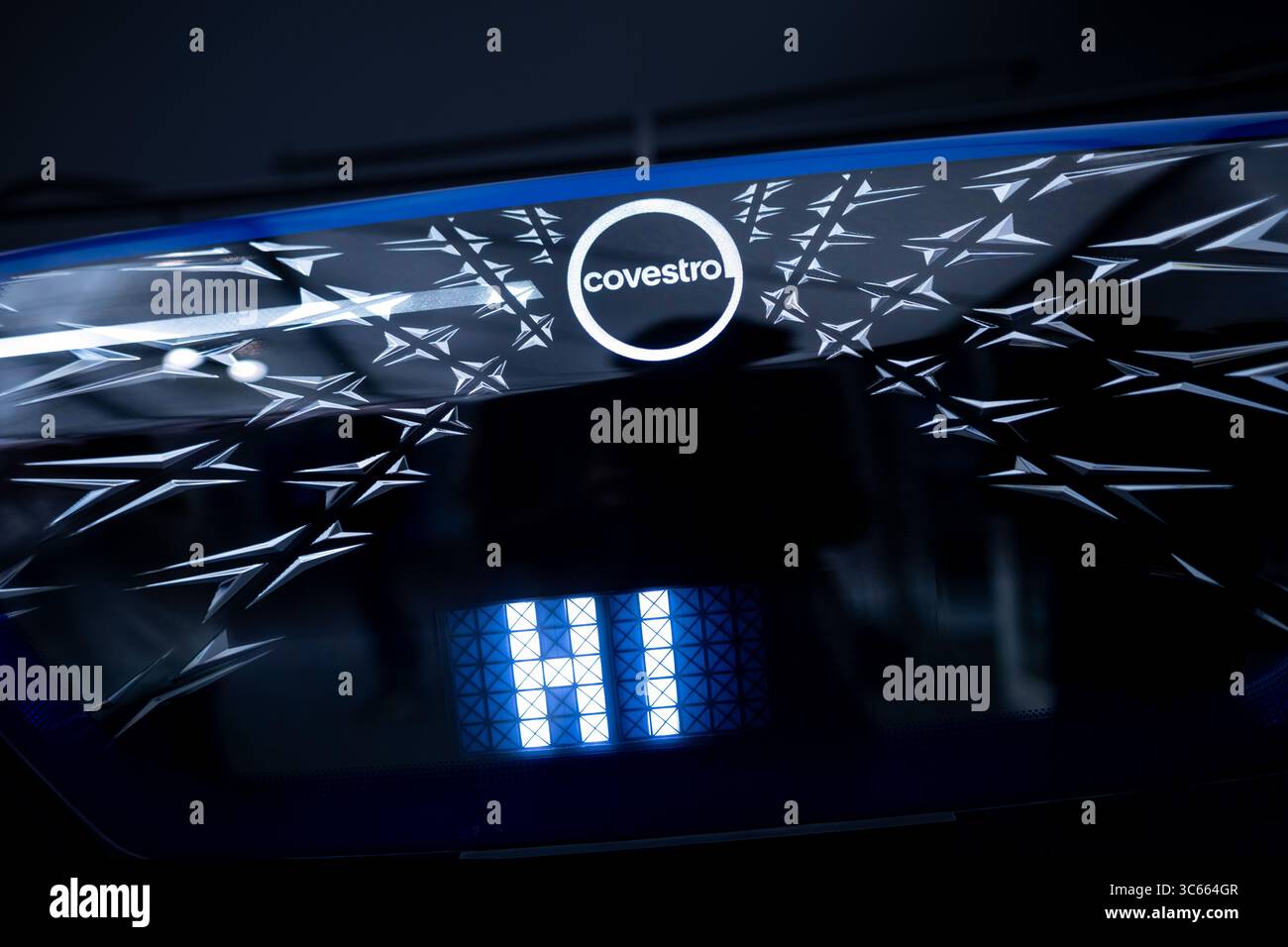 Leverkusen, Deutschland. 31. Juli 2025. Das Covestro-Logo ist auf einem Stoßfänger zu sehen. Bundeswirtschaftsminister Reiche besucht Covestro in Leverkusen im Rahmen einer Rundreise durch Nordrhein-Westfalen. Covestro ist einer der weltweit führenden Hersteller von Polymerwerkstoffen. Quelle: Fabian Strauch/dpa/Alamy Live News Stockfoto