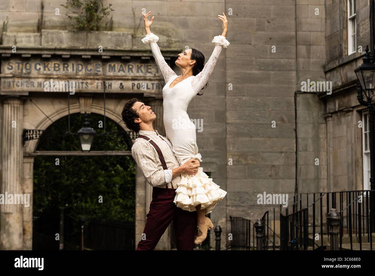 María García Lola und Gabriel Aragú Fernando von Lola Flamenco Productions bieten im Rahmen des Edinburgh Festival Fringe ab 1. August 2025 Verkostungen ihres leidenschaftlichen zeitgenössischen Flamenco-Tanzmusikals „Lola: A Flamenco Love Story“ an 2025. © Chantal Guevara/Alamy. Alle Rechte vorbehalten. Stockfoto