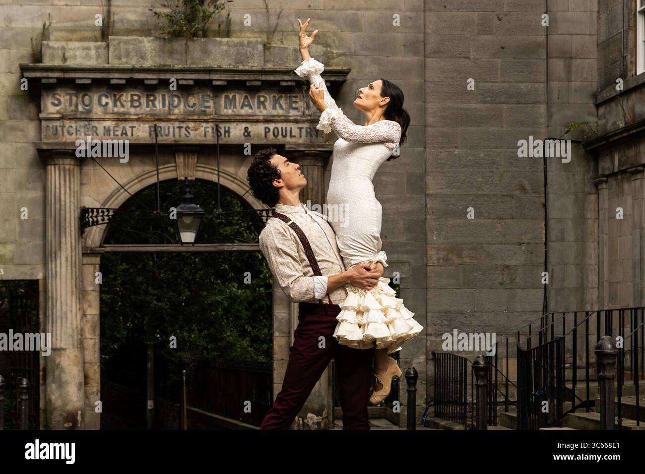 María García Lola und Gabriel Aragú Fernando von Lola Flamenco Productions bieten im Rahmen des Edinburgh Festival Fringe ab 1. August 2025 Verkostungen ihres leidenschaftlichen zeitgenössischen Flamenco-Tanzmusikals „Lola: A Flamenco Love Story“ an 2025. © Chantal Guevara/Alamy. Alle Rechte vorbehalten. Stockfoto