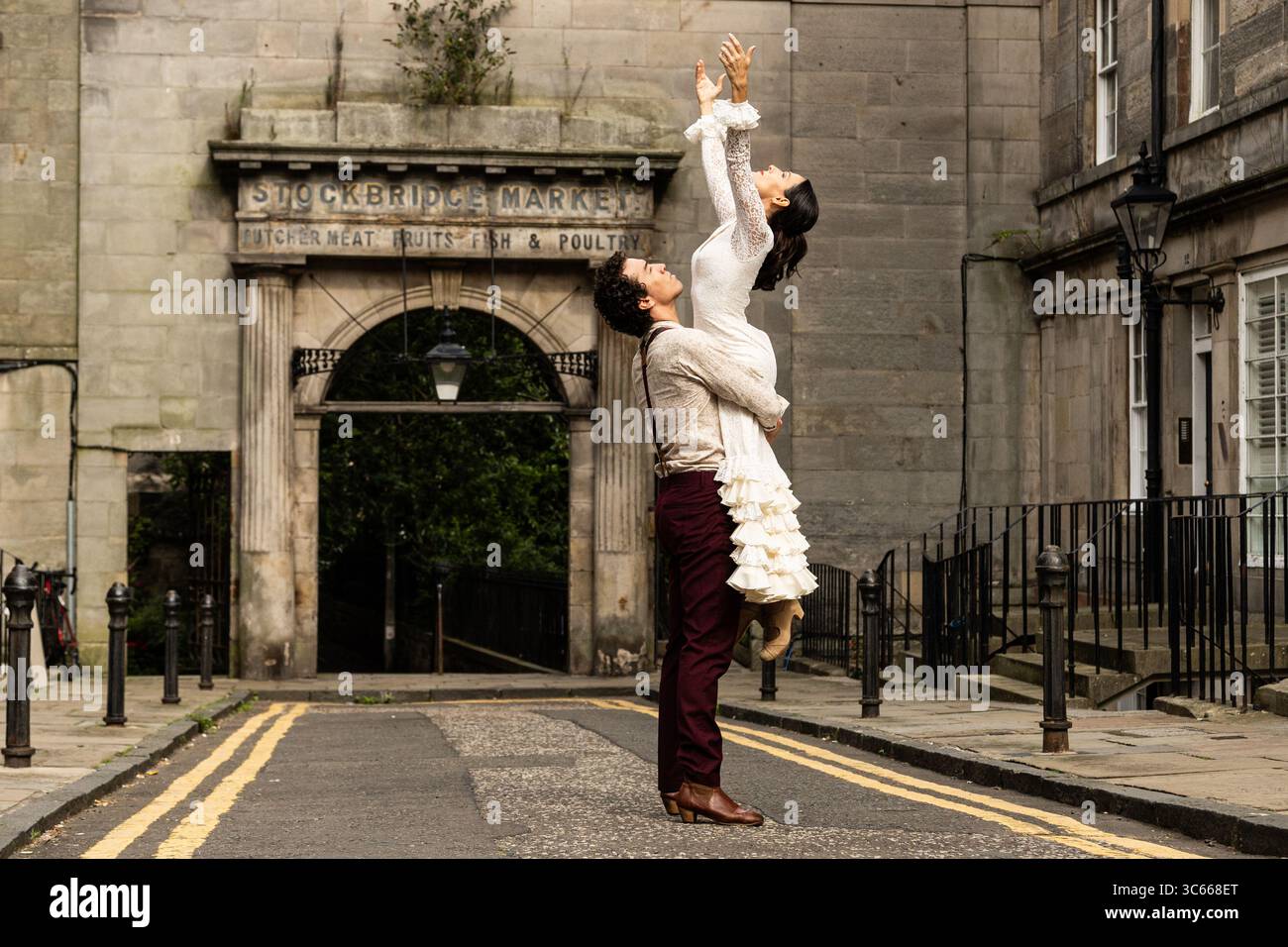 María García Lola und Gabriel Aragú Fernando von Lola Flamenco Productions bieten im Rahmen des Edinburgh Festival Fringe ab 1. August 2025 Verkostungen ihres leidenschaftlichen zeitgenössischen Flamenco-Tanzmusikals „Lola: A Flamenco Love Story“ an 2025. © Chantal Guevara/Alamy. Alle Rechte vorbehalten. Stockfoto