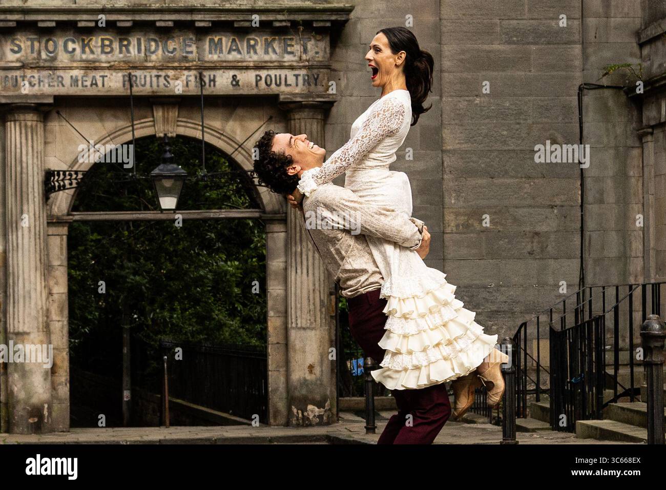 María García Lola und Gabriel Aragú Fernando von Lola Flamenco Productions bieten im Rahmen des Edinburgh Festival Fringe ab 1. August 2025 Verkostungen ihres leidenschaftlichen zeitgenössischen Flamenco-Tanzmusikals „Lola: A Flamenco Love Story“ an 2025. © Chantal Guevara/Alamy. Alle Rechte vorbehalten. Stockfoto
