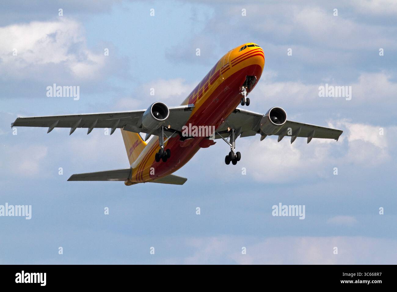 D-AEAF. DHL Frachtflugzeug. Airbus A300B4-622R(F) Airbus A300-600(F). EUROPÄISCHER LUFTVERKEHR. Starten, Klappenkonfiguration, Räder nach unten. Stockfoto