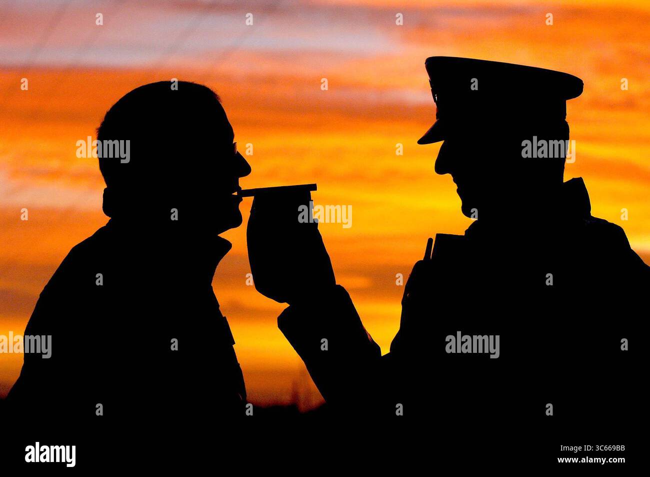 Foto eines Autofahrers, der von der Polizei angehalten wurde, um einen Atemtest zu machen. Zahlen zeigen, dass die Zahl der Todesfälle in Großbritannien in 10 Jahren um 7% gestiegen ist. Das Ministerium für Verkehrsstatistik zeigt, dass schätzungsweise 260 Menschen bei Unfällen im Jahr 2023 starben, bei denen ein Fahrer die Alkoholgrenze überschritten hatte. Dies entspricht einer Verringerung um 14 % gegenüber den vorangegangenen 12 Monaten, aber einem Anstieg um 7 % gegenüber 2013. Ausgabedatum: Donnerstag, 31. Juli 2025. Stockfoto